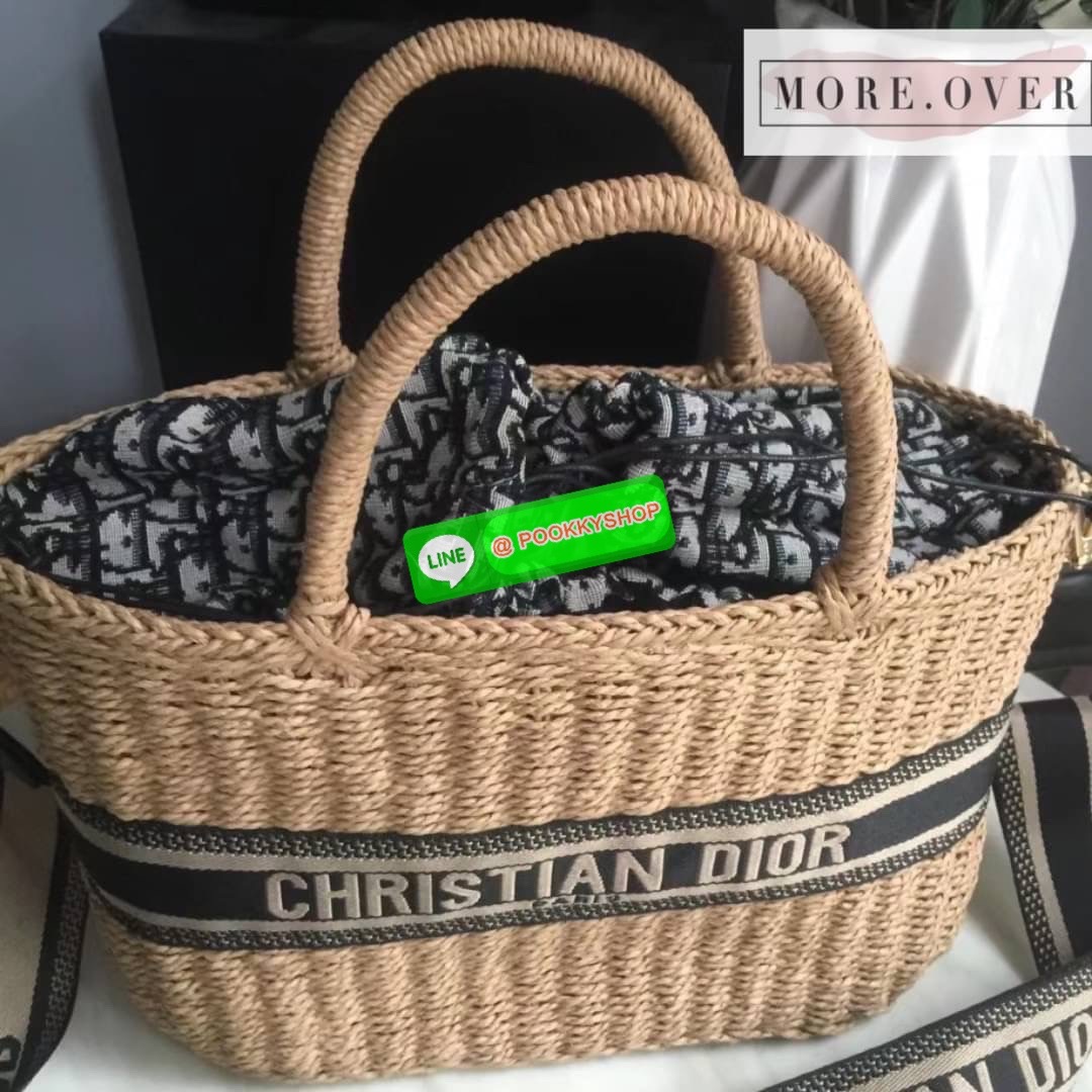 ทรงนี้จุของได้เยอะค่ะ ดาราเซเลปใช้กันเยอะเลยจ้า สาวๆ ต้องมีนะจ๊ะใบนี้น่ารักมากค่ะ แมทกับเสื้อผ้าได้ง่าย ดูเรียบหรูค่ะ กระโปรงสาน Chistian Dior แต่งลายชื่อแบรนด์ มีสายยาวครอสบอดี้ได้ค่ะ หรือจะถือก็น่ารักมากค่ะ ลุคคุณหนูมากค่ะ งานคุณภาพการันตี