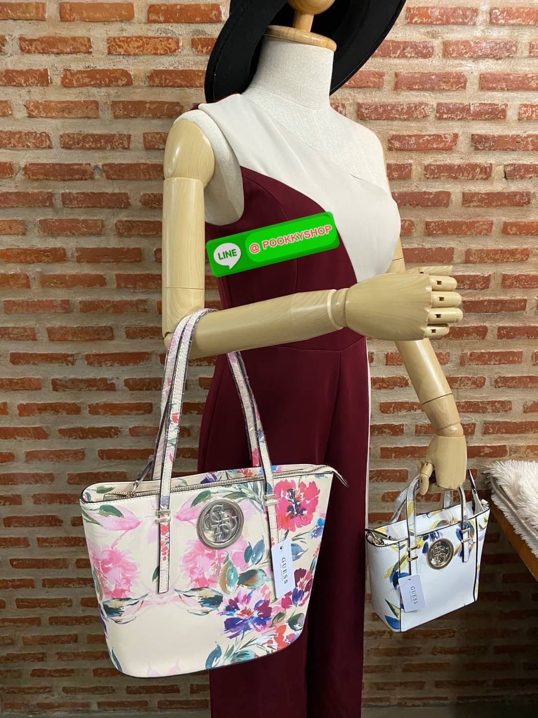 GUESS OPEN ROAD FLORAL MINI TOTE กระเป๋าถือหรือสะพายขนาดกำลังดี ผลิตจากวัสดุหนังซาฟิโน่น้ำหนักเบาแต่งลายดอกไม้รูปทรงสวยงาม ฐานตั้งอยู่ทรง ด้านหน้าติดโลโก้ลายฉลุทรงกรมเพิ่มความหรูหรา เปิดปิดด้วยซิปเป็นหลัก ด้านในบุด้วยผ้าซับในลายแบรนด์ สามารถใส่กระเป๋าสตาง