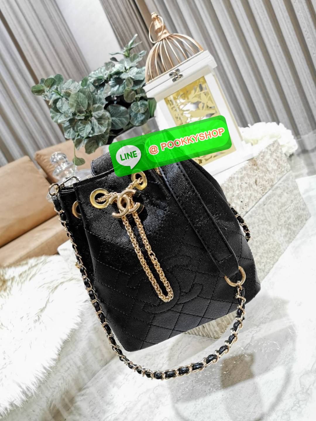 ห้ามพลาด! New! Chanel Bucket Bag With Chain VIP Gift With Purchase (GWP) Limited พรีเมี่ยมกิ๊ฟ Chanel Perfume Counter วัสดุหนังคาเวียร์ลายตารางเปิดปิดแบบ Drawstring และแถบหนังคาดกลางประดับอะไหล่แบรนด์สีทองภายในโล่งกว้างใส่มือถือ iphone ของจุกจิกได้เยอะ มา