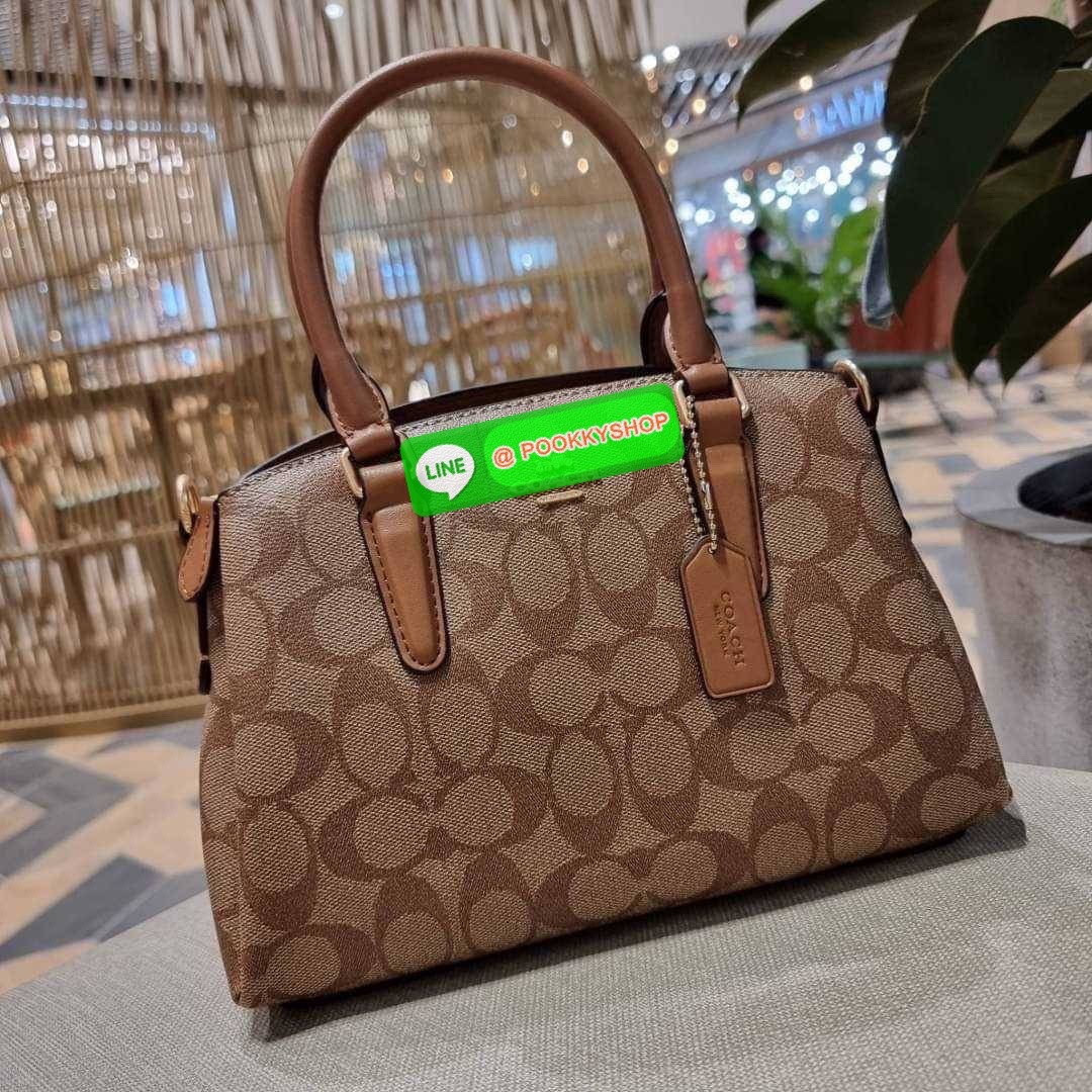COACH F29434 MINI SAGE CARRYALL IN SIGNATURE CANVAS รุ่นยอดฮิต!! ที่สุดของกระเป๋าสะพายขายดี ต้องทรงถังมินิรุ่นนี้ วัสดุหนังแคนวาสเคลือบลาย สวย คลาสสิค มาพร้อมสายสะพายข้างและหูหิ้วในตัว ถอดออกถือคล้องแขนเก๋ๆ หรูๆยังได้ ภายในเป็นช่องโล่ง แบ่งสัดส่วนอย่างดี