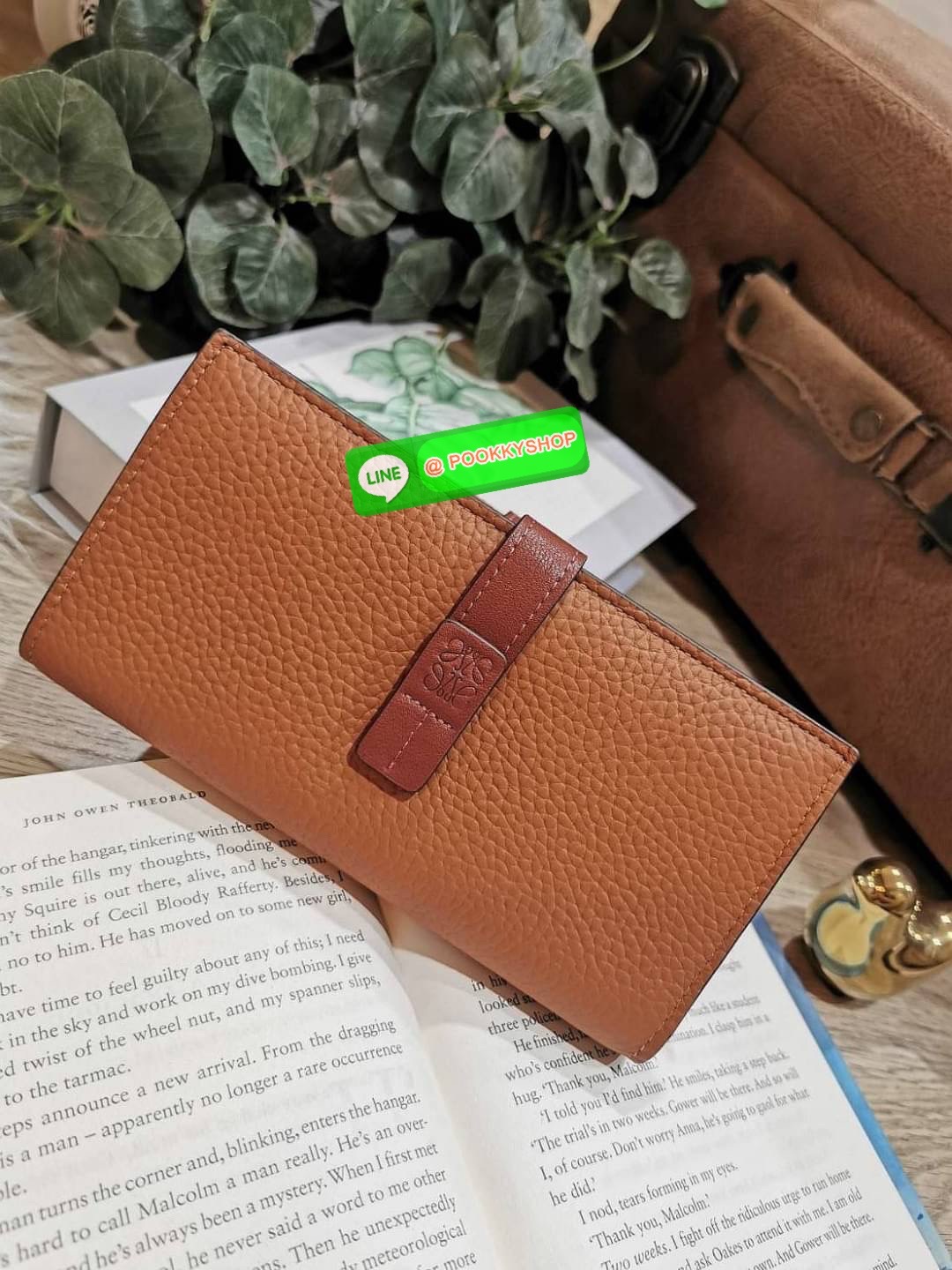 ✴️Don't Miss!✴️NEW! LOEWE LONG WALLET BAG VIP GIFT WITH PURCHASE-GWP กระเป๋าพรีเมี่ยมกิ๊ฟ Limited จาก LOEWE DUTYFREE COUNTER วัสดุหนังแท้เทคเจอร์สวยอยู่ทรงปั้มโลโก้แบรนด์ด้านหน้าเปิดปิดด้วยกระดุม ภายในมีช่องใส่ธนบัตรหลายช่อง ช่องหลักสาม