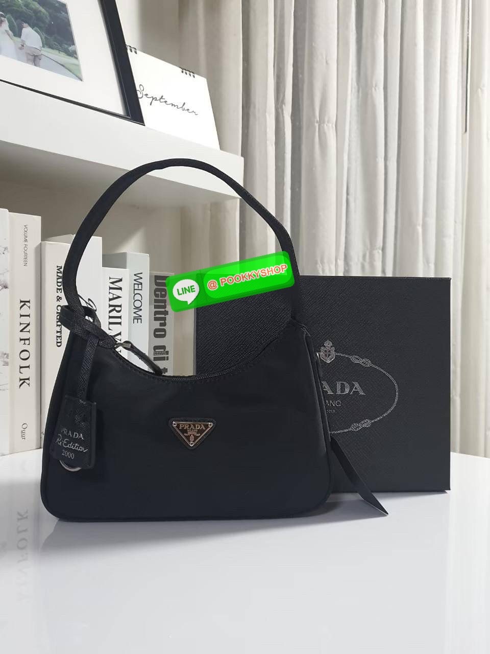 รุ่นใหม่แนะนำ!! รุ่นขายดีในตำนานค่ะ กับงานพรีเมี่ยมกิ้ฟท์ PRADA NYLON HANDBAGS ขนาดกะทัดรัด #อะไหล่เงิน วัสดุทำจากผ้าNylon อย่างหนา อยู่ทรง กันน้ำได้ หายห่วงคะ ด้านหน้ามีโลโก้แบรนด์ เปิดปิดด้วยซิป มาพร้อมสายผ้า ไม่สามารถถอดได้ ภายในบุผ้าลายPrada และป้ายโล