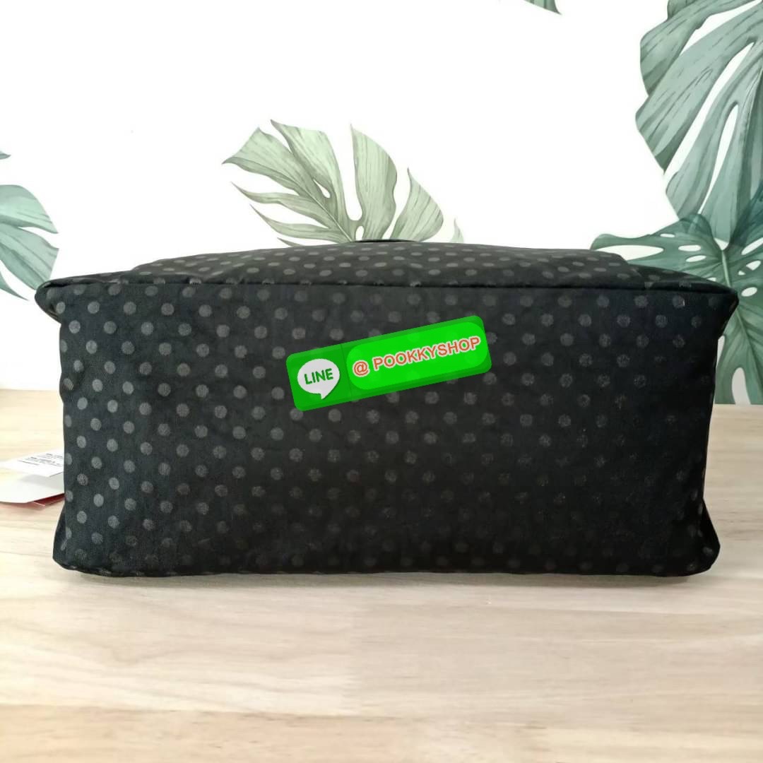 KIPLING ELISE HANDBAG กระเป๋าถือและสะพายไหล่ วัสดุ Nylon +Polyester ขนาดกำลังพอดี จุของได้มาก มีหูจับสองสาย ถือสะดวก น้ำหนักเบา มีช่องซิป ด้านหน้า ช่อง กระเป๋าหลักเปิด-ปิดด้วยซิป มี3 ช่องว่างใส่ของได้จุมากๆ ใส่มือถือได้ กระเป๋าสตางค์ใบยาว และ เครื่องสำอาง