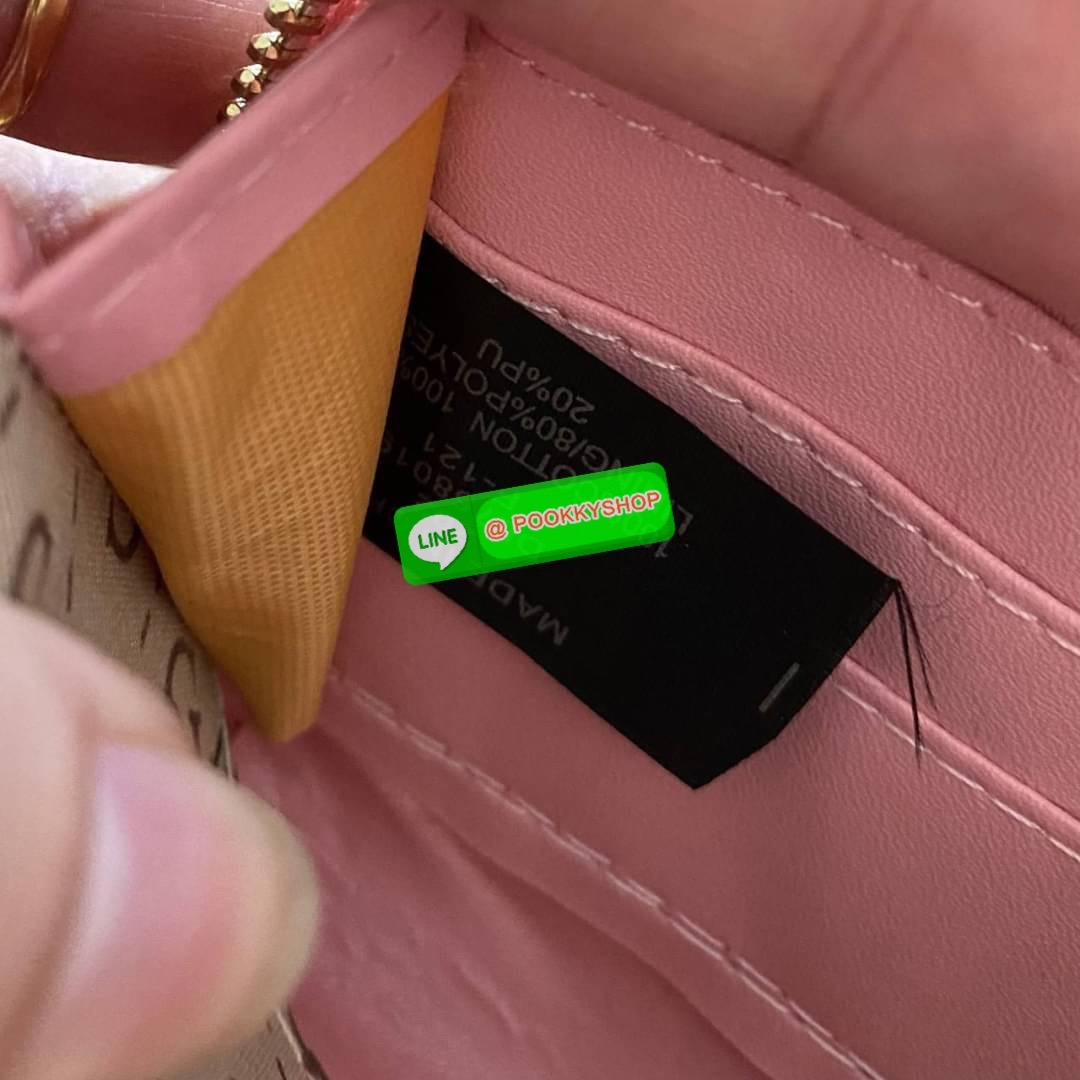 Guess Long Wallet กระเป๋าสตางค์ใบยาวซิปรอบหนังนิ่ม ด้านหน้าโดดเด่นด้วยกุญแจชื่อแบรนด์ รุ่นนี้มีสายคล้องมือมาให้ เพื่อใช้งานง่ายและสะดวกมากยิ่งขึ้น ด้านในมีช่องใส่ธนบัตร ช่องใส่บัตร และช่องซิปใส่เหรียญค่ะ