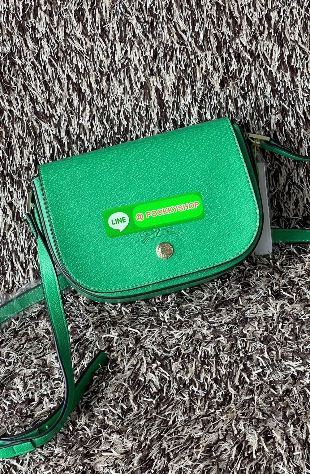 💕Longchamp Epure Crossbody Bag ด้วยรูปแบบที่ชวนให้นึกถึงฝาพับของ Le Pliage กระเป๋าสะพายข้างขนาดเล็กใบนี้มีทั้งความอ่อนเยาว์และความเป็นผู้หญิงในเสน่ห์ของมัน โดดเด่นด้วยรูปทรงกระเป๋าแบบอานม้า ยกย่องให้กับตำนานนักขี่ม้าของ Longchamp EPURE สายสะพายซึ่