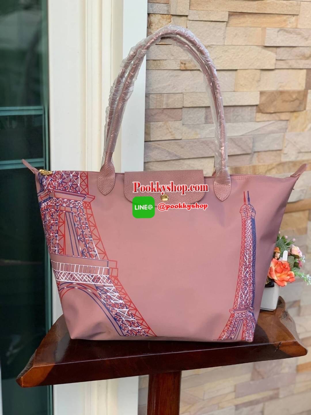 Longchamp Made In France Le Pliage Eiffel Tower Limited Edition Tote Bag สุดลิมิเตทกับlongchamp ที่ ออกมาเฉพาะซีซั่น พิมพ์ลายหอไอเฟล สามาถพับเก็บได้ ตรงตามชื่อทรง (คำว่า Le Pliage เป็นภาษาฝรั่งเศส แปลว่าการพับ) ส่วนฝาปิดและหูจับเป็นหนังที่ทำให้กระเป๋าดูไม