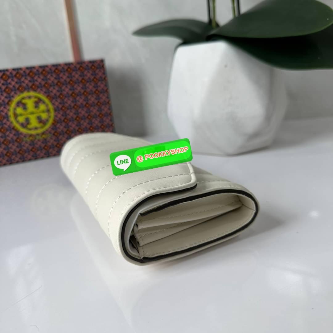 TORY BURCH KIRA CHEVRON POUCH KEY FOB 📍กระเป๋าสตางค์ใบยาว รุ่นใหม่ ทรงคลาสสิค 📍เปิด-ปิดด้วยอะไหล่บิดล็อค 📍ภายในมีช่องซิปตรงกลางสำหรับใส่เหรียญ ช่องใส่ธนบัตรและช่องใส่บัตร 📍วัสดุหนังแกะแท้ 📍จัดระเบียบกระเป๋าสตางค์ได้