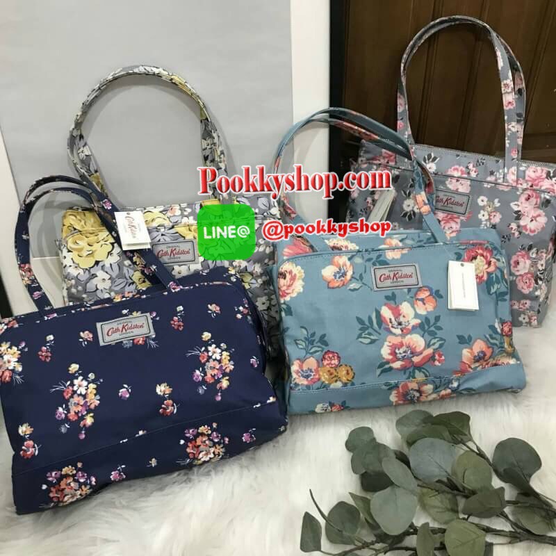 Cath kidston multi pocket tote bag มองหากระเป๋าสะพายไหล่อยู่ไหมคะ ใบนี้ตอบโจทย์เลยค่ะ ขนาดกำลังดี สะพายไหล่ได้พอดีไม่รั้งแขน แถมมีหลายช่อง มีซิปมิดชิด นับว่าเป็นใบที่สะดวกในการใช้งานมากๆค่ะ ช่องหลักบุผ้าลายเดียวกับด้านนอกอย่างดีค่ะ สามารถใส่ไอแพด และสมุดโ