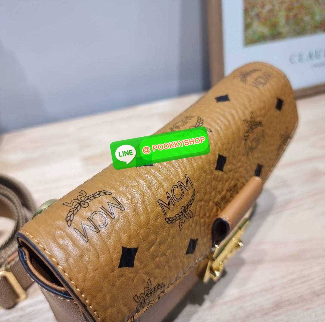 MCM SMALL MILLIE CROSSBODY IN VISETOAS กลับมาแน่นๆกับไอเท็มสุดฮิต!! ดาราเซเลปใช้กันเพียบ กระเป๋าสะพายข้าง ดีไซน์กึ่งสปอร์ต แต่แฝงความหรูในตัว ใช้งานง่ายด้วยขนาดที่พอเหมาะ และสายสะพายสปอร์ตที่สะพายคาดได้สะดวก จะสะพายข้าง สะพายแบบคาดอก ก็ดูดีไปหมด เปิด-ปิดด