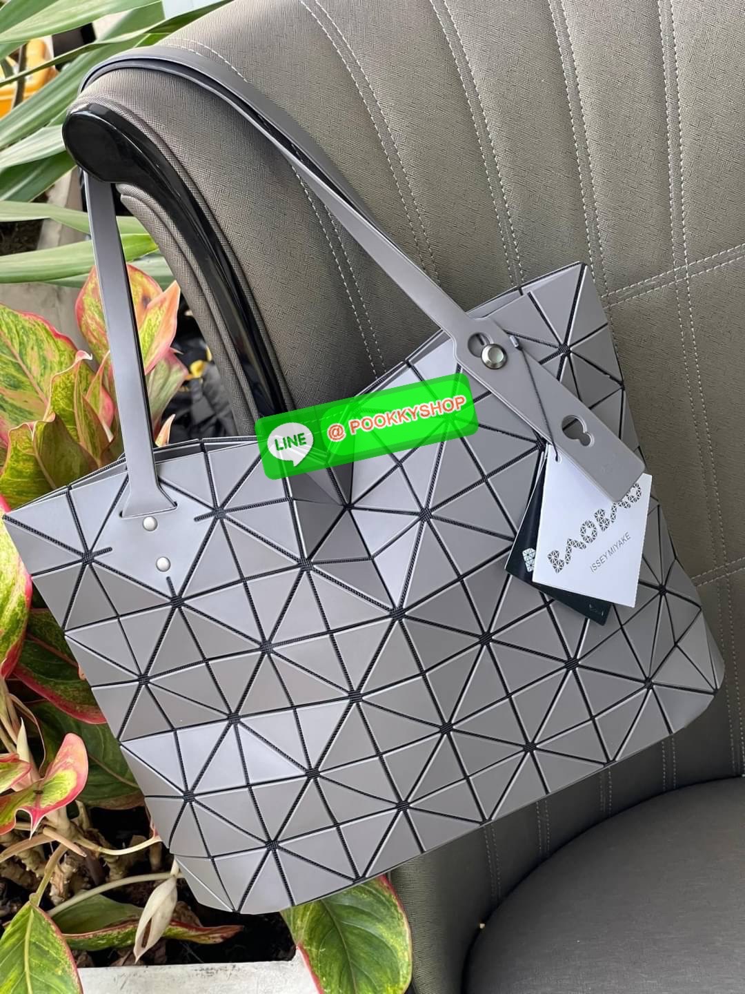 Bao Bao Issey Miyake ROCK MATTE ซีรีส์นี้จะเป็นทรงสี่เหลี่ยมผืนผ้า มีซิปปิดด้านบน ถือเป็นรุ่นที่เหมาะกับการใช้งานในชีวิตประจำวัน สามารถพับมุมและบริเวณด้านล่างของกระเป๋าเพื่อเพิ่มความสะดวกสบายในการใช้งาน ทั้งยังช่วยให้วางกระเป๋าในแนวตั้งได้อีกด้วย แผ่นต่อส