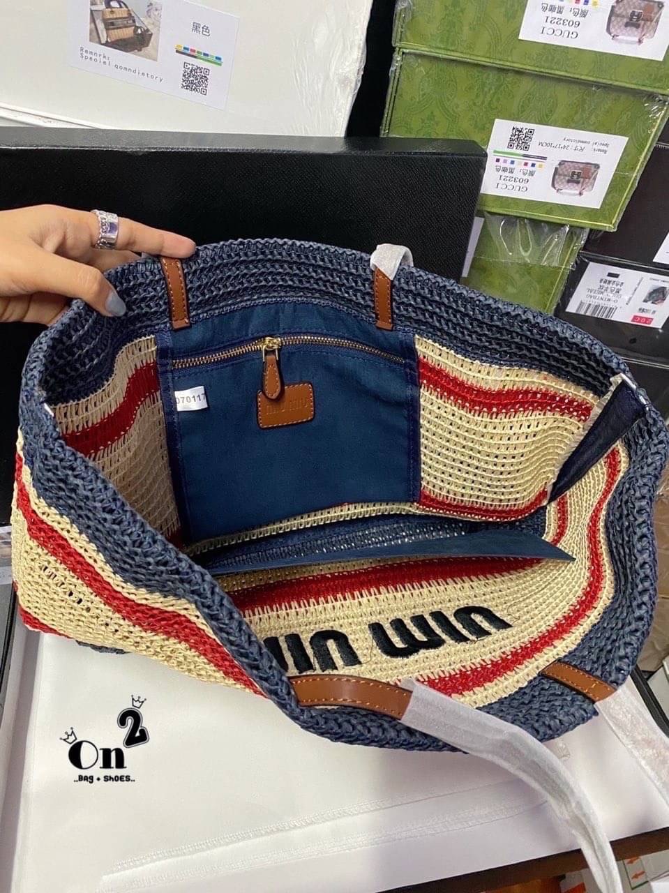 Miu Miu Women's Natural Colorblock Shopping Bag In Knit Fabric Onesize กระเป๋าทรงชอปปิ้งมาใหม่ งานถักสวยเป๊ะมากค่ะ ไซส์ใหญ่ใส่ของได้ครบจบที่ใบเดียว สาวๆนักช็อปห้ามพลาดนะ