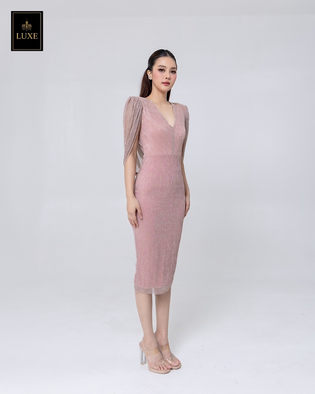 เดรสแฟชั่น เดรสเสื้อวี กระโปรงทรงสอบ มีผ้าคลุมไหล่คอถ่วงด้านหลัง ทำจากผ้าราเม่อัดพลีท