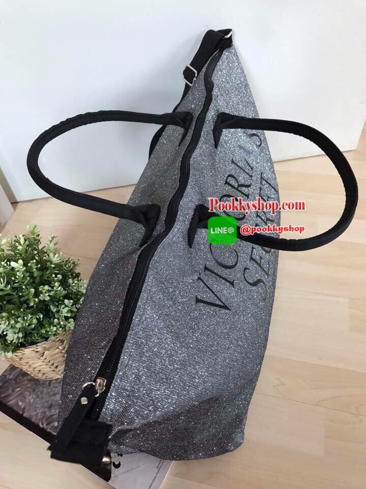 👜Victorias Secret Limited Edition Weekender Tote Bag Silver Glitter XL Zipper กระเป๋าสะพายไซส์ XL สวยเด่นสะดุดตาสีบรอนซวิ้ง ด้านหน้ามีโลโก้อักษรสีดำ ตัดกับสีกระเป๋าอย่างสวยงาม เปิดปิดซิป ภายในกว้างขว้างมาก จุเสื้อผ้าไปเที่ยว ตจว. ได้ประมาน 3-4 วัน