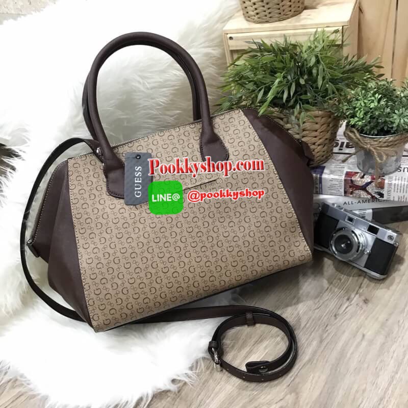 GUESS SAFFIANO HANDBAG กระเป๋าถือหรือสะพายรุ่นแนะนำจาก GUESS หนังปั้มลาย GUESS สวยหรูอยู่ทรงสไตล์ PRADA ใบใหญ่จุสุดๆ ด้านหน้ามีโลโก้แบร์น เปิดปิดด้วยซิปสะดวกใช้ ภายในมีโลโก้ ช่องซิป ช่องใส่มือถือ หูจับแข็งแรงสะพายไหล่ได้มาพร้อมสายสะพายยาวถอดปรับได้ ตัวจริ