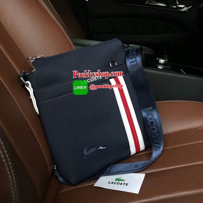 ห้ามพลาด! BEST SELLER! ลาคอส MESSENGER BAG กระเป๋าสะพายรุ่นใหม่ล่าสุดขนาดกำลังดีหนังนิ่มสวยอยู่ทรง ด้านหน้ามี1ช่องซิป พร้อมโลโก้แบรนด์และเเถบคาดดูมีดีเทล เปิดปิดด้วยซิปสะดวกใช้หัวซิปแบรนด์อะไหล่เงินสามารถใส่ ipad mini มือถือ กระเป๋าสตางค์ใบยาว ของจุกจิก