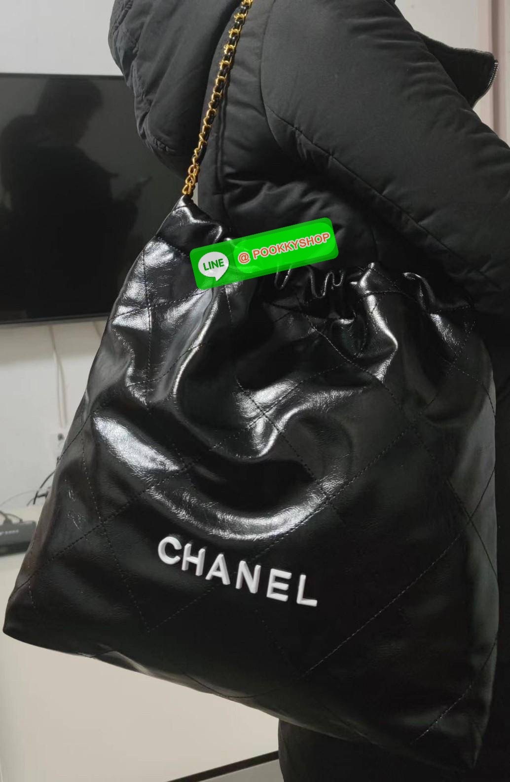 New Arrivals!!! CHANEL BAG VIP GIFT WITH PURCHASE (GWP) พรีเมี่ยมกิ๊ฟสุดหรู วัสดุหนังแกะสังเคราะห์นุ่ม ลื่น มันเงา อะไหล่ทองหรูหรา ไอเท็มมาแรง เกินต้านน ดีเทลเรียบๆแต่หรูหรา ใช้ได้ทุกโอกาศ เปิด-ปิด ด้วยกระดุมแม่เหล็ก ภายในโล่ง มีช่องซิป มาพร้อมใบลูกใส่ตัง