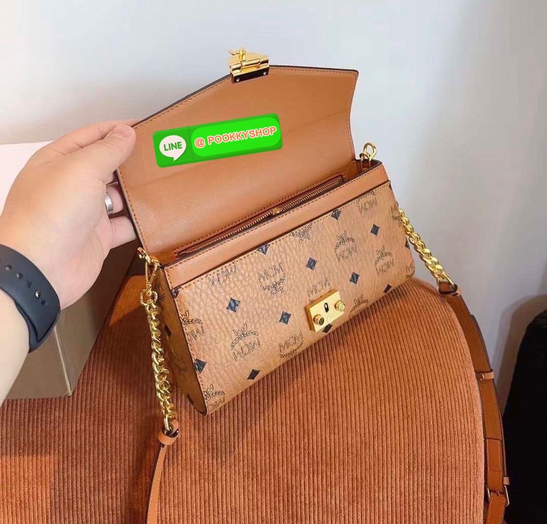 MCM Classic Style Large Chain Bag • กระเป๋าสะพายรุ่น Classic Chain Bag สไตล์หรูเหนือกาลเวลา • วัสดุ Visetos Coated Canvas ลายโมโนแกรมเอกลักษณ์ของ MCM • ฝาปิด Flap Closure พร้อมตัวล็อกโลหะสีทองประทับโลโก้ MCM สวยหรู