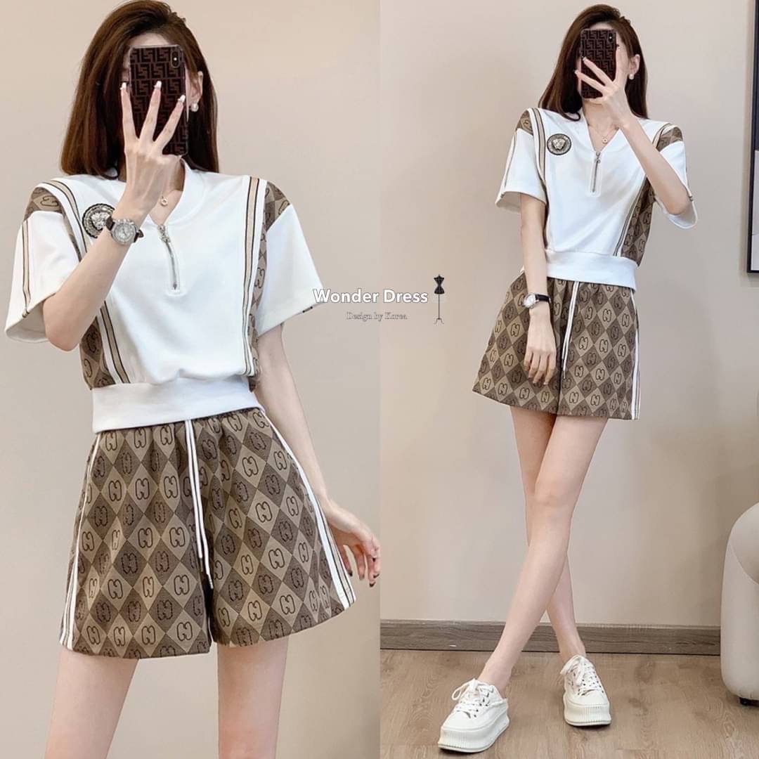 NEW ARRIVAL KOREA DESIGN BY WONDER DRESS สินค้าพร้อมส่ง เซทเสื้อยืดกับกางเกงขาสั้นลวดลายคลาสสิค ดีเทลเสื้อแขนสั้นสีขาวแต่งซิปช่วงหน้าอก จับคู่มากับกางเกงขาสั้นแต่งแทบข้าง งานน่ารักสวมใส่สบายคะ