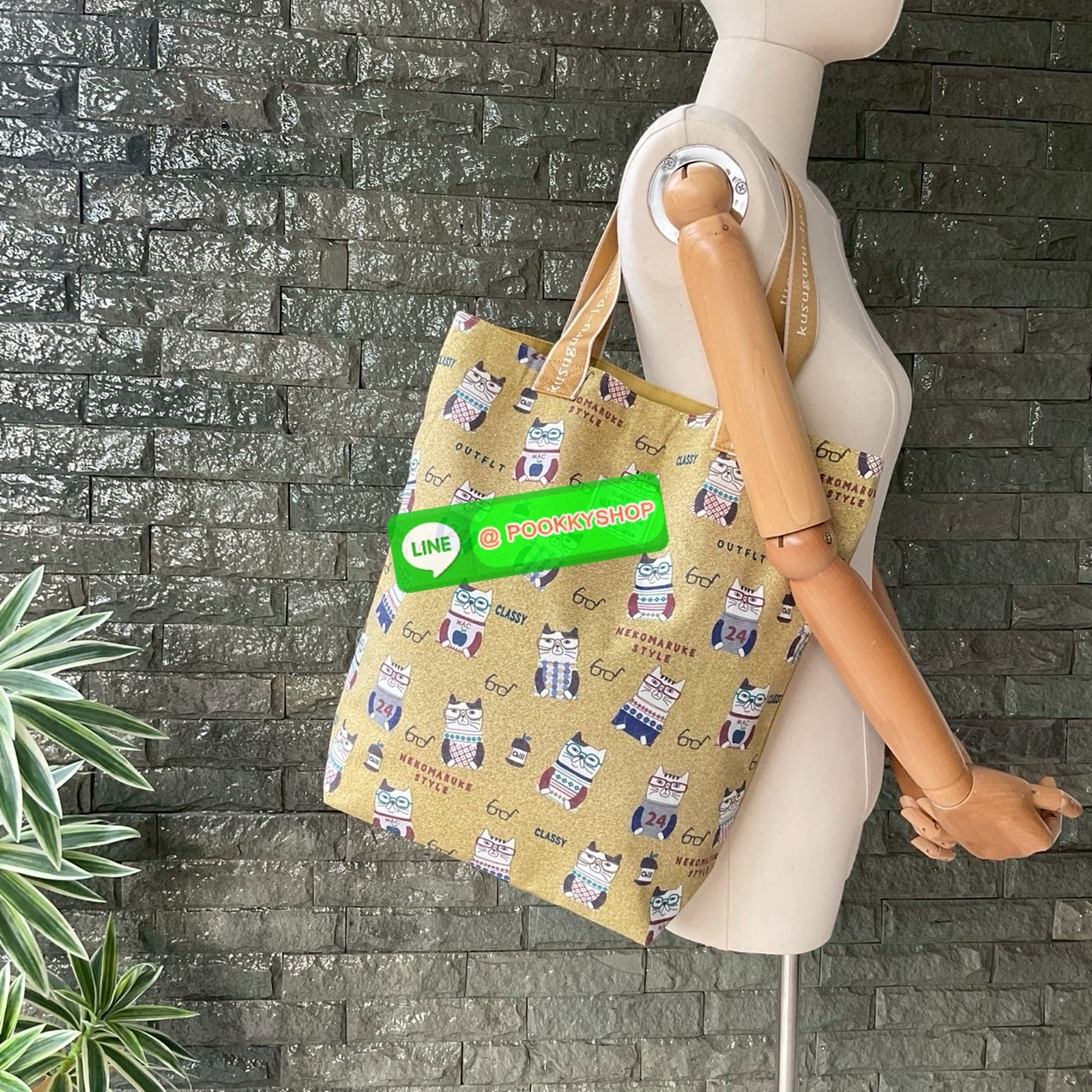 Japanese Kusuguru คุซูกุรุญี่ปุ่นแท้ กระเป๋าสะพาทรง Tote Matilda สะพายไหล่ ปักลายแมว 3 ตัว ขนนุ่มน่ารักมาก