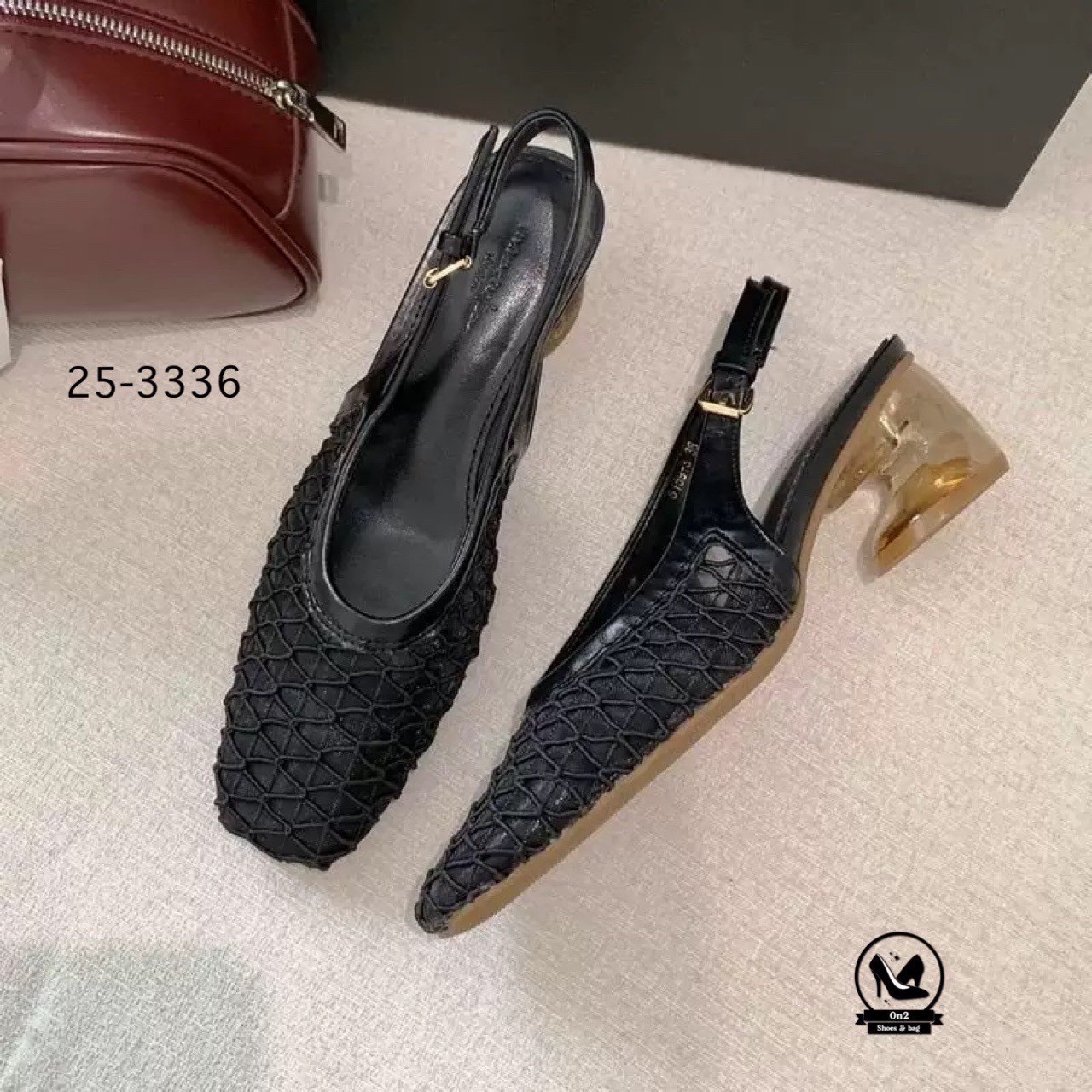 รองเท้าทรงบัลเล่ต์ ส้นสูงรัดส้น สวย หรู ดูดี มีสไตล์ ตอบโจทย์สาว ๆ ที่มองหาความสบายแต่ยังคงความแฟชั่น ด้วยดีไซน์หัวเหลี่ยมและ ส้นแก้วทรงกลม ที่เป็นเอกลักษณ์ ทำให้ดูทันสมัยและโดดเด่นไม่ซ้ำใคร