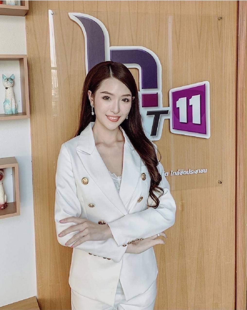 เสื้อสูท กางเกงขายาว เสื้อคอสูท ผ้าเรียบกระดุมทอง6เม็ด ปลายแขนก็ติดกระดุมเรียงมีกระเป๋าล้วงได้จิง ทั้ง2ข้าง มาพร้อมกางเกงขายาว ซิปหลัง เนื้อผ้าดีฝุดๆ ใส่แล้วหรูแบบเซเลบ มีความเกร๋ใส่ทำงานก็ได้ หรือใส่ได้ทุกโอกาส สาวๆต้องมีไว้นะคะเพราะผ้าเราดีจริงๆมากไม่ผิ