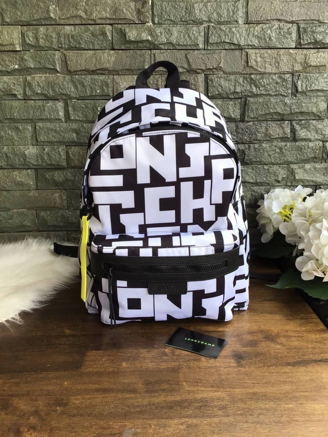 LONGCHAMP LE PLIAGE LGP BACKPACK รายละเอียด • วัสดุ: ผ้าใบ • อะไหล่: นิกเกิล • ตัวกระเป๋า: ผ้าใบโพลีอะไมด์เคลือบด้านใน • ตกแต่ง: หนังวัว รายละเอียดภายนอก • การปิด: ด้วยซิป • สายสะพาย: เลื่อนปรับระดับได้ • ช่อง: 1 ช่องซิป ภายใน • ช่องใส่ของ: 1 ช่อง ช่องด้า