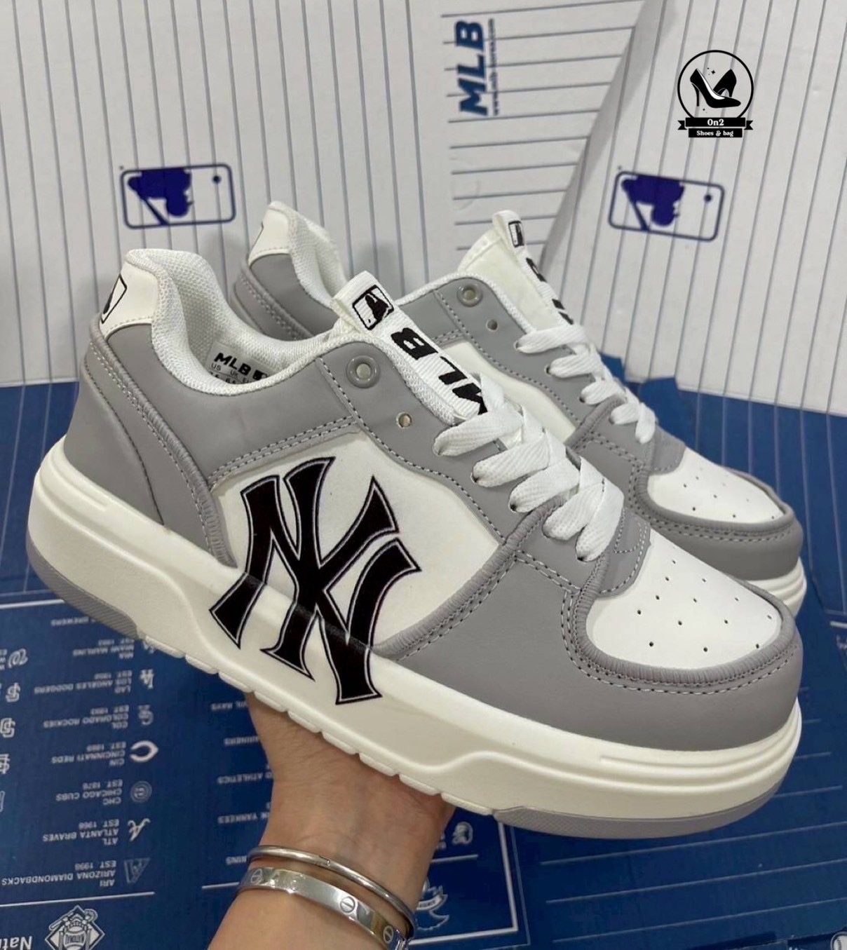 MLB Korea - New York Yankees Sneakers ผ้าใบ NY MLB คอลใหม่เสริมส้นทรงสวยเก๋เทห์มากๆ วัสดุนิ่มน้ำหนักเบาใส่ออกกำลังกายได้ใส่แฟชั่นก็สวยมากค่ะ งานเป๊ะ รีบมาตำไปเทห์กันก่อนหมดจ้า