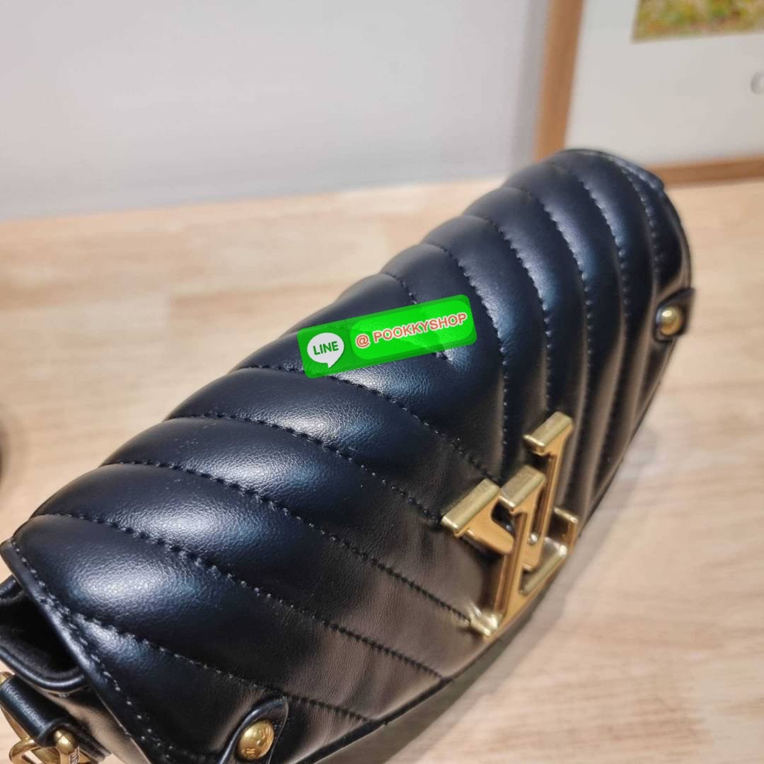 🔆 Model LV new wave pochette multi bag 🔆 Details กระเป๋าสะพายมัลติฟังก์ชั่น พรีเมี่ยมกิ๊ฟสุดหรู คุ้มจาก dutyfree มาพร้อม box set รับรองว่าดีงาม ลูกเล่นคลาสสิคผสานความวินเทจ มีสายสะพายให้ 2 เส้น และกระเป๋าใบลูก เล็กน่ารัก ภายในเป็นช่องโล่ง