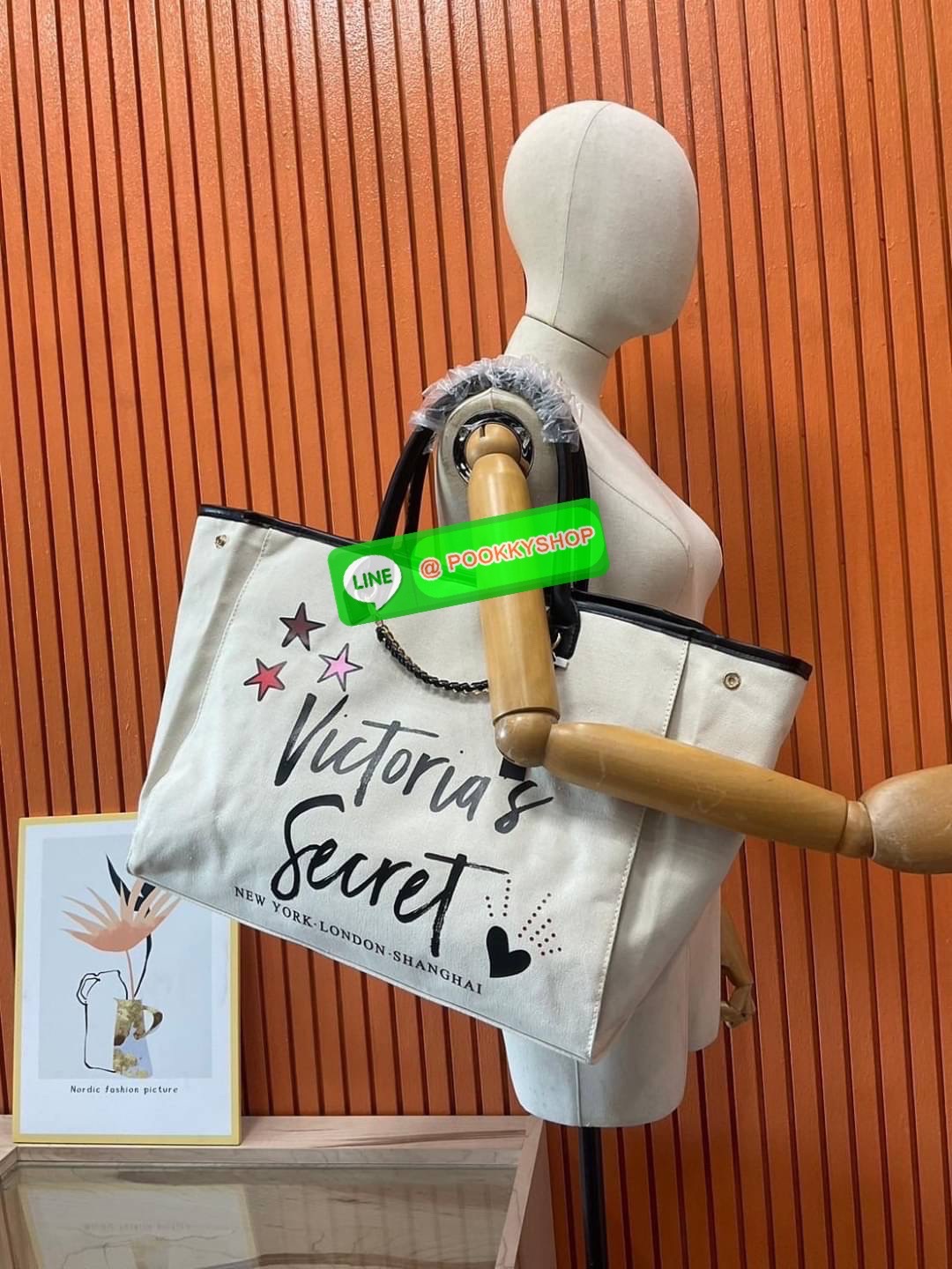Victoria's Secret New! VS Patch City Tote - CREAM กระเป๋าทรง shopping สไตล์ victoria's secret แปลกใหม่อินเทรนด์ สินค้านำเข้า งาน ชน shop ดีไซน์สวย เก๋ น่ารัก เรียบหรู ใส่ของได้จุใจ เหมาะสำหรับสาวๆทุกคนที่มีของเยอะ งานเย็บเนี๊ยบ แข็งแรงทนทาน ใช้ไ