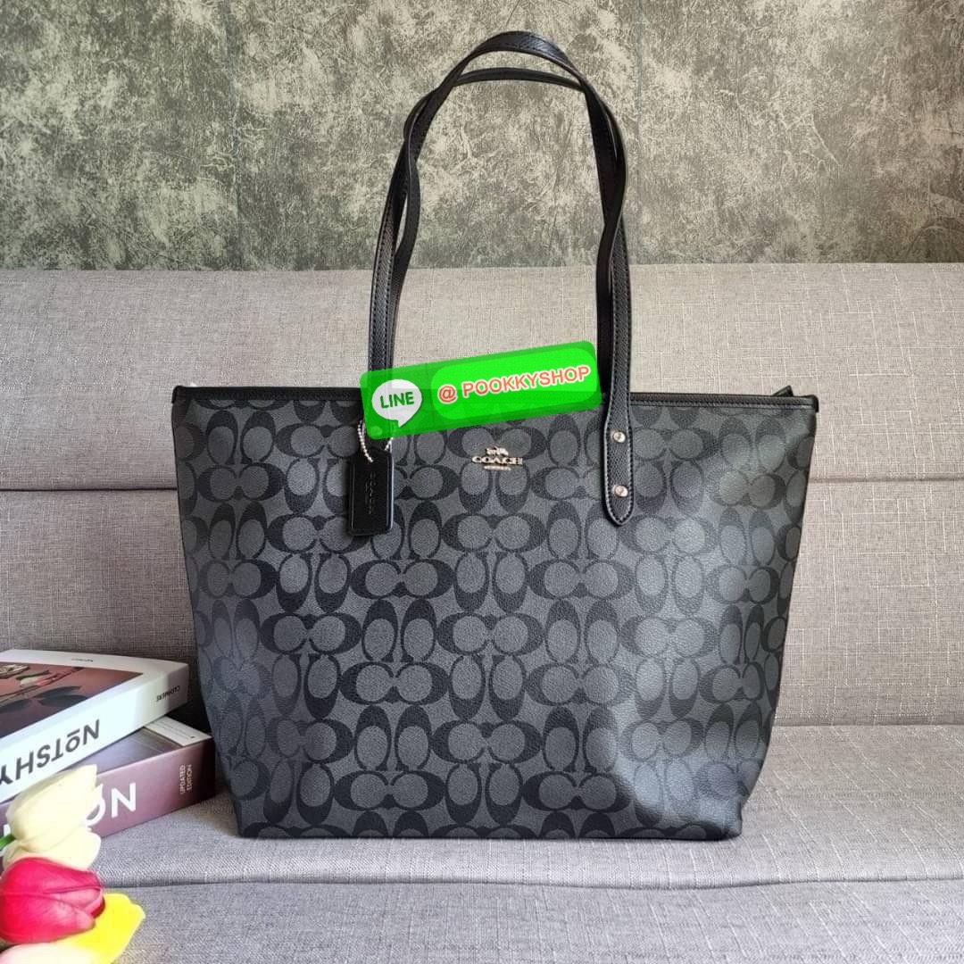 COACH CITY ZIP TOTE IN SIGNATURE COATED CANVAS (COACH F36876) กระเป๋าสะพายทรงช้อปปิ้ง ทรงสวย ทรงยอดนิยมใบใหญ่ยุของได้เยอะ หนังcanvas ลาย C Signature สายหนังแท้ สะพายขึ้นไหล่ได้สวย ใบใหญ่ ใช้งานง่าย มีซิปปิดด้านบน มีผ้าบุด้านใน มีช่องซิป