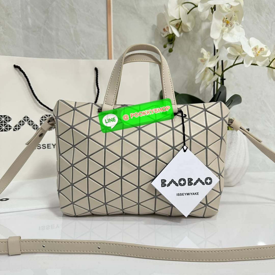 Bao Bao issey Miyake Tonneau Small Matte Bao Bao Issey Miyake รุ่น TONNEAU (ทอนโนะ) กระเป๋าทรง Boston Bag ที่โดดเด่นด้วยลายแพทเทิร์น 3 เหลี่ยมด้านเท่าเรียงต่อกัน ทำให้กระเป๋าใบนี้มีความโดดเด่นทั้งในเรื่องของดีไซน์ที่ทันสมัย และการใช้งานที่ครบทุกฟังก์ชั่น