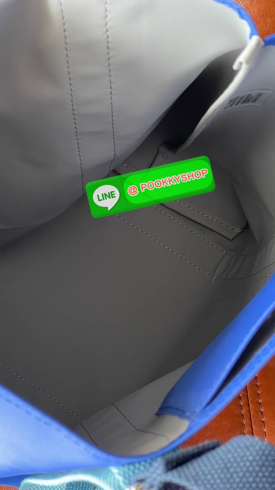 💕LONGCHAMP LE PLIAGE RE-PLAY Tote bag S เป็นอีกรุ่นที่น่าสนใจในการออกแบบ กระเป๋าโท้ทแนวตั้งที่กว้างขวางมีน้ำหนักเบา ใช้งานได้จริง ปิดด้วยกระดุมแป๊กและสามารถถือด้วยมือ สะพายไหล่ และสะพายข้างลำตัว Le Pliage Re-Play เวอร์ชันใหม่นี้ยังคงเติมชีวิตชีวา