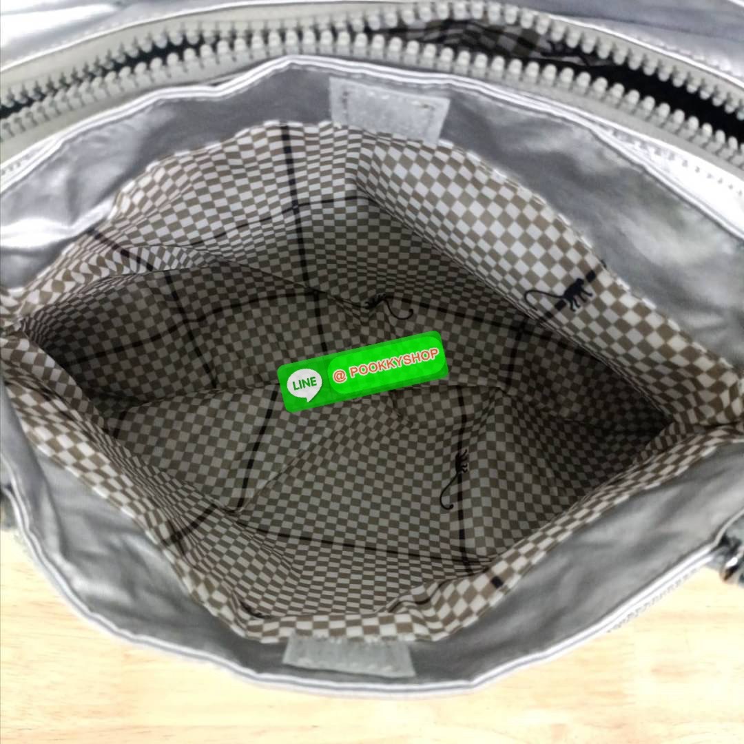 KIPLING ELISE HANDBAG กระเป๋าถือและสะพายไหล่ ขนาดกำลังพอดี จุของได้มาก มีหูจับสองสาย ถือสะดวก น้ำหนักเบา มีช่องซิป ด้านหน้า ช่อง กระเป๋าหลักเปิด-ปิดด้วยซิป มี3 ช่องว่างใส่ของได้จุมากๆ ใส่มือถือได้ กระเป๋าสตางค์ใบยาว และ เครื่องสำอางค์ได้หลายชิ้นเลยค่ะ เก็