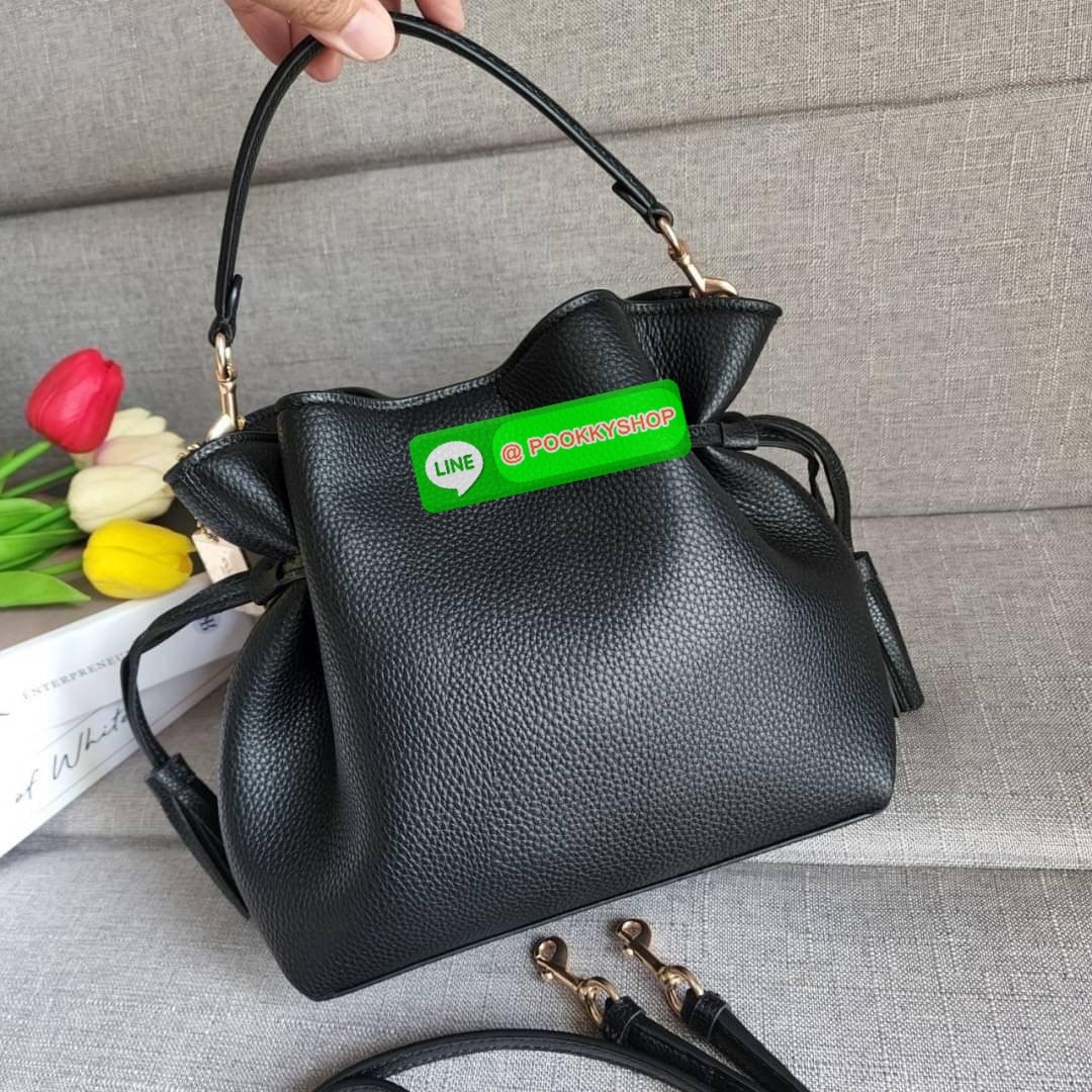 COACH ANDY CROSSBODY WITH HORSE AND CARRIAGE (COACH CA213) กระเป๋าสะพายคอสบอดี้ ดีไซต์สุดเก๋ วัสดุหนังแท้ทั้งใบ กระเป๋าเอนกประสงค์ ด้านในมีซิป รูดปิดด้วยเชือกและกระดุมแม่เหล็ก ซับในด้วยผ้า ด้ามถอดได้ ดรอป 5 1/4"สายสะพายถอดได้ สายสะพายยาว 21" สำห