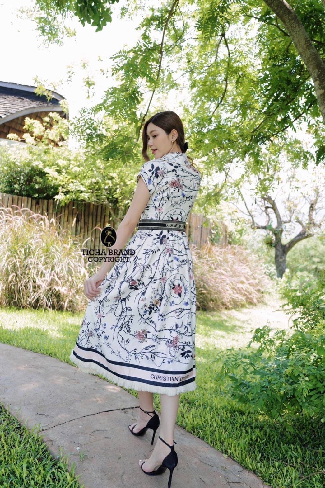 Maxi เดรส ตัวยาวแขนสั้น คอปก ด้านหน้าแต่งกระดุมครึ่งตัว ใช้งานได้จริง งานพิมพ์ลายทั้งชุด ช่วงชายกระโปรงแต่งขนพู่ลุ่ยๆ มาคู่กับเข็มขัดหนังต่อผ้ายางยืดปรับระดับได้ ทรงสวย ผ้าพริ้วใส่สบาย สวยหรูดูดีมากเลยค่า