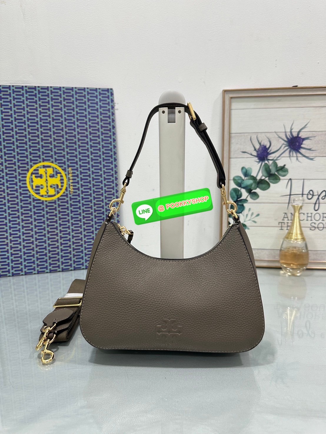 🖤 Tory Burch Thea Convertible Crossbody Bag หนังแท้นุ่ม ดีไซน์เรียบหรู พร้อมสายสะพาย 2 แบบ สวยครบทุกลุค ✨ ใบเดียวใช้ได้ทุกวัน ถือก็สวย สะพายก็คล่อง จบในใบเดียว 💼