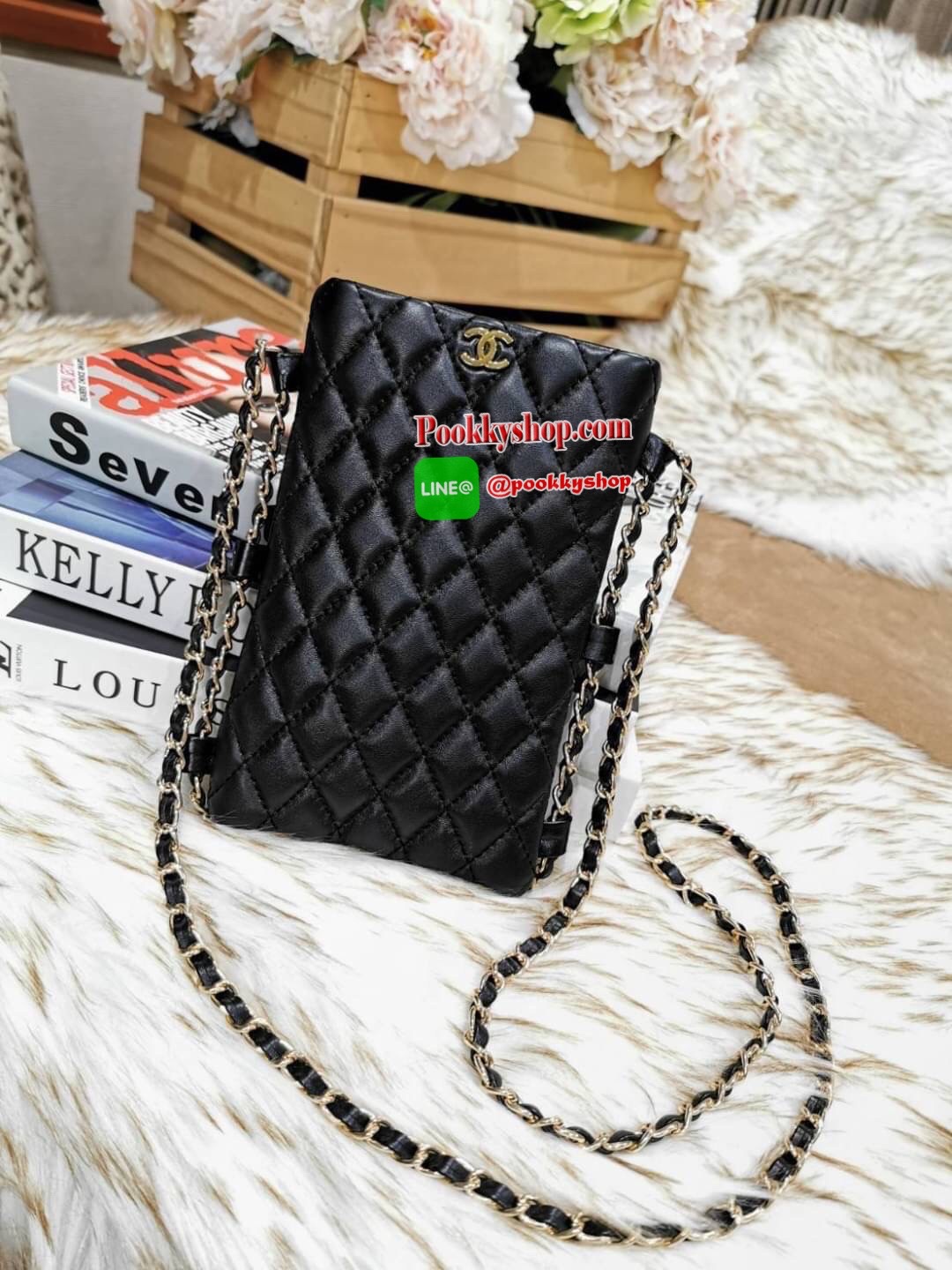 Don't Miss! Chanel Clutch Bag With Chain VIP Gift With Purchase (GWP) Limited พรีเมี่ยมกิ้ฟทรงเหลี่ยมขนาดกำลังดีวัสดุหนังนิ่มเดินเส้นลายตารางสวยอยู่ทรง เปิดปิดด้วยกระดุมแม่เหล็ก ด้านหน้าประดับโลโก้แบรนด์แต่งด้วยสายโซ่ร้อยหนัง ภายในโล่ง ใส่ iphone มือ
