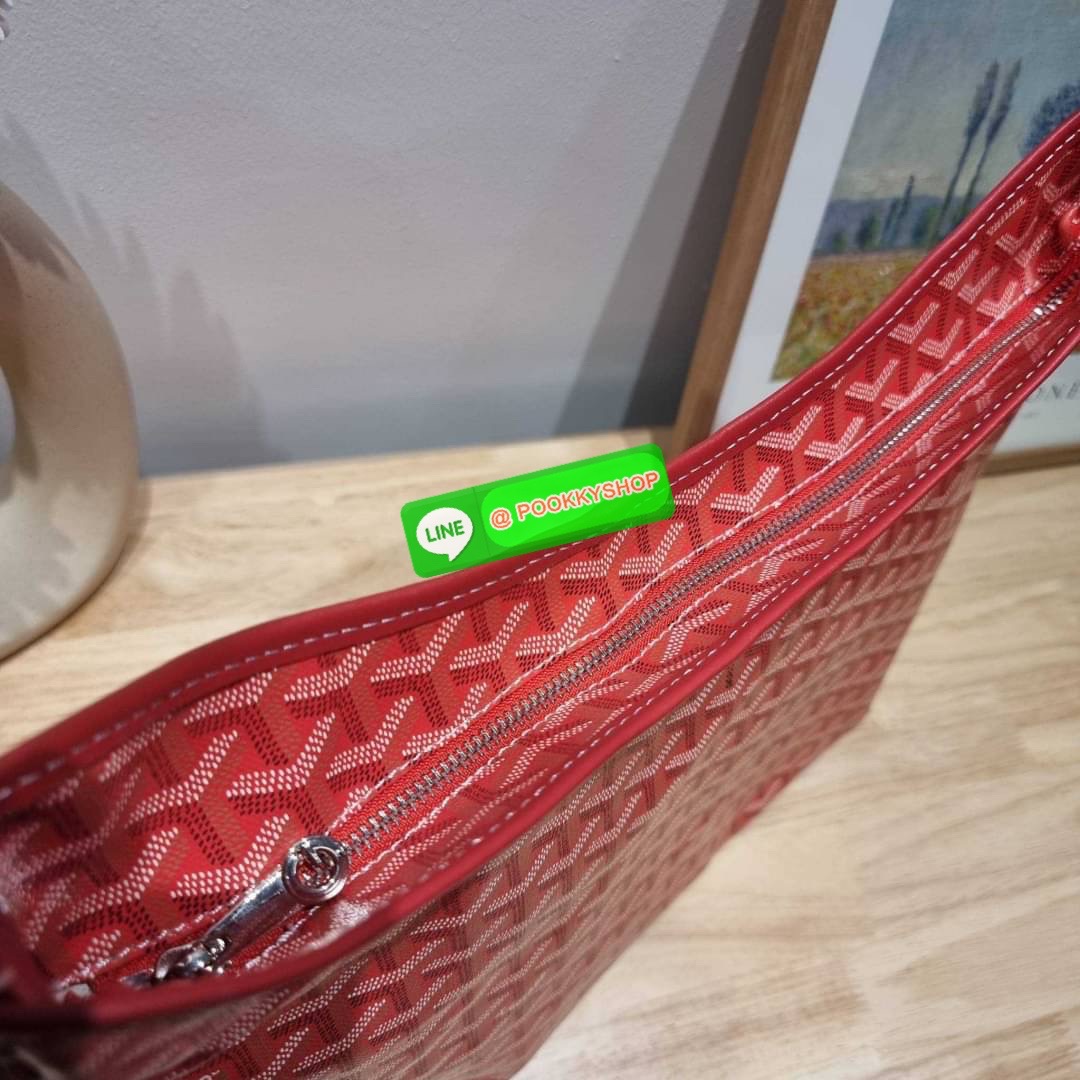 GOYARD BOHEME HOBO BAG ใหม่สุดคุ้ม กับกระเป๋าสะพายทรงโฮโบ ใบใหญ่จุใจ!! มาครบสีขายดี เลิศทุกสี รูปทรงคลาสสิค ดีไซน์เป็นเอกลักษณ์ วัสดุหนังแคนวาสพิมพ์ลายสวยคม ปากกระเป๋ามีซิปเปิด-ปิดกันของหล่นได้ ภายในโล่งกว้างมาก มาพร้อมสายคล้องในตัว ทนทาน สะพายสวยๆได้ทุกว