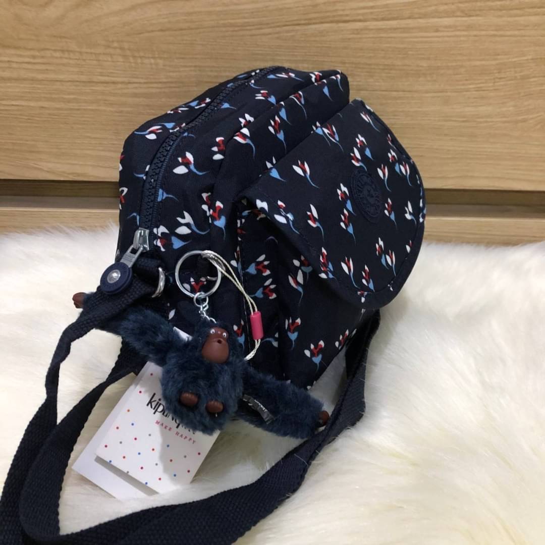 พร้อมส่งความน่ารัก Kipling shoulder bag กระเป๋าสะพายขนาดพอดีจากแบรนด์ Kipling วัสดุเป็นไนล่อนกันน้ำ ตัวกระเป๋ามีฝาเปิดปิดมีช่องใส่ของหลายชั้นมีซิปปิดปากกระเป๋า ด้านในมี 1 ช่องซิปและช่องเสียบปากกา มาพร้อมพวงกุญแจลิงkipling สายปรับระดับได้ คุ้มทุกการใช้งาน