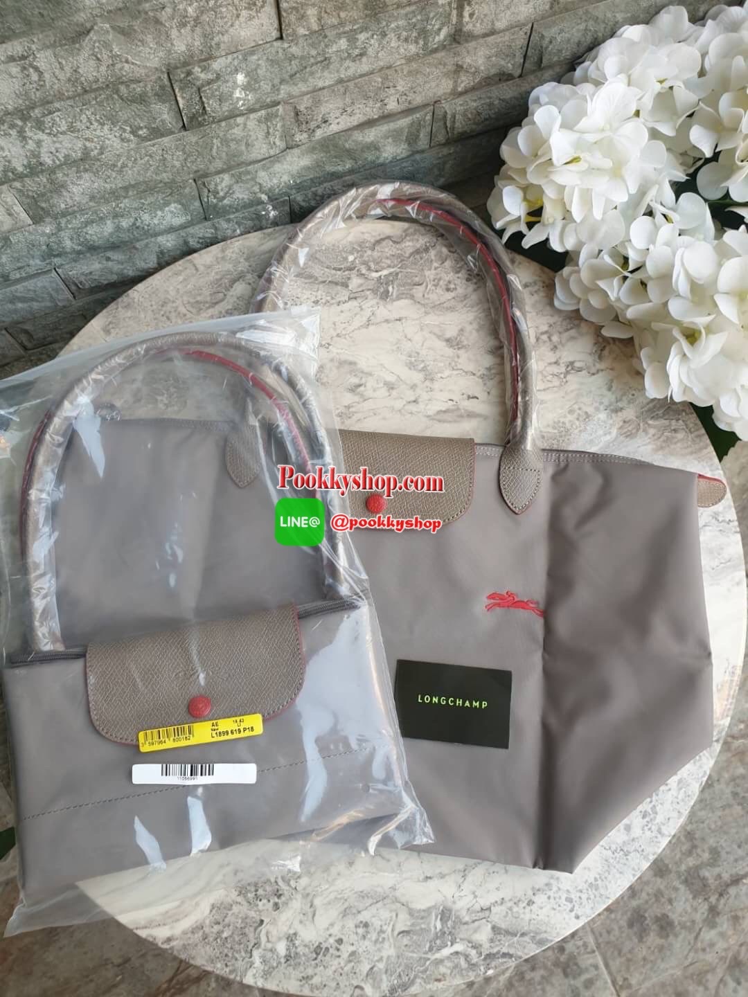 Longchamp Le Pliage Club Tote Bag Size L หูยาว วัสดุเนื้อผ้า Nylon Canvas เคลือบกันนำ้ ตัดด้วยหนังแท้ที่มีน้ำหนักเบา ดีไซน์เรียบง่ายแต่เต็มไปด้วยความคลาสสิก จนเป็นที่ชื่นชอบไปทั่วโลก Longchamp ปรับโฉม LE PLIAGE ด้วยการปักลายรูปม้า-ตราสัญลักษณ์ของแบรนด์บนผ