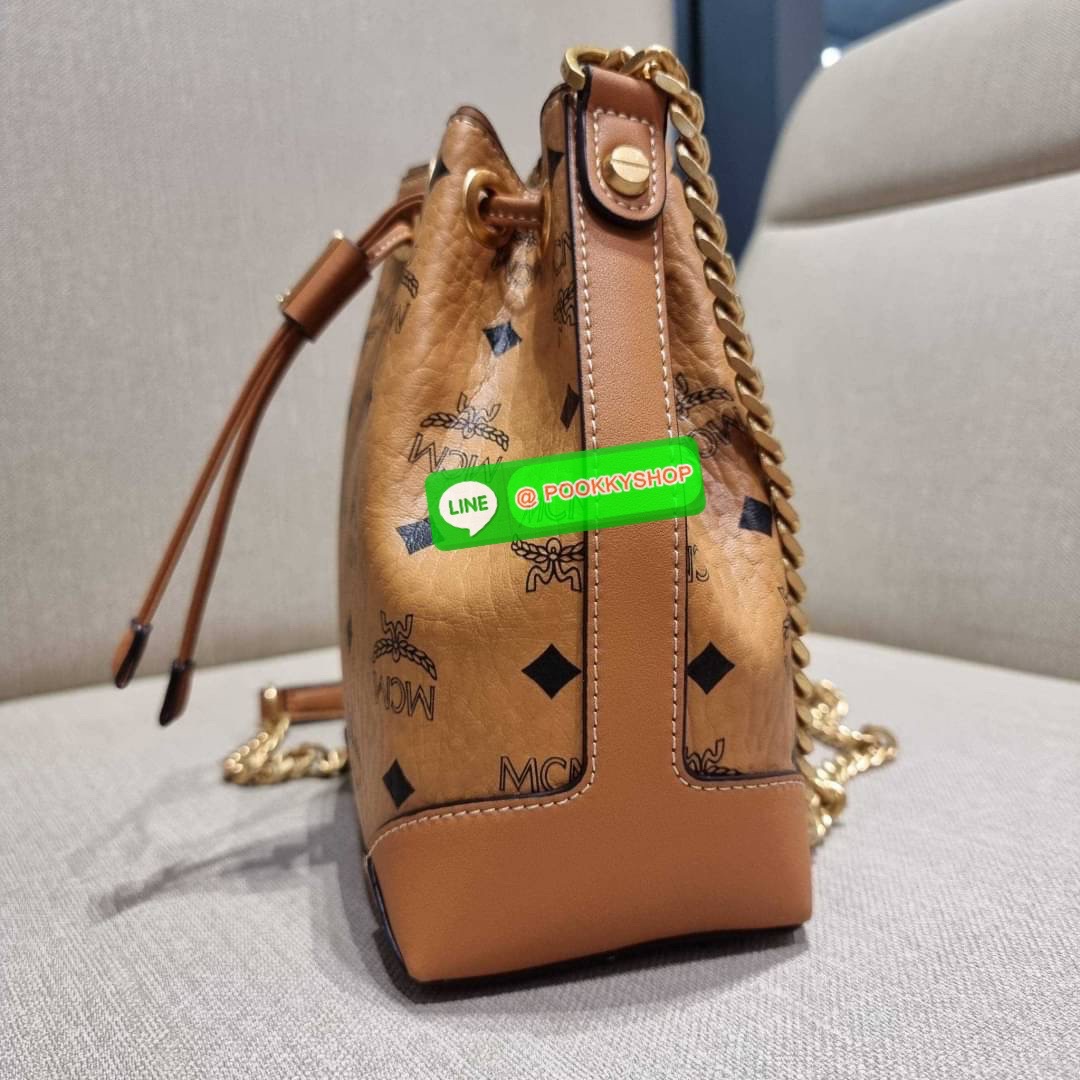 MCM SOFT BERLIN DRAWSTRING BAG IN VISETOS กระเป๋าสะพายทรง bucket ไซส์ mini ขนาดน่ารักน่าใช้ มาพร้อมกล่องสุดหรู!! วัสดุหนังแคนวาสคุณภาพดี รูดเปิด-ปิดกระเป๋าด้วยสายหนัง ภายในเป็นช่องโล่ง มีช่องแยก และช่องเก็บบัตรหรือจะไว้ของจุกจิกก็ได้ เป็นหนังแท้ ใต้กระเป๋