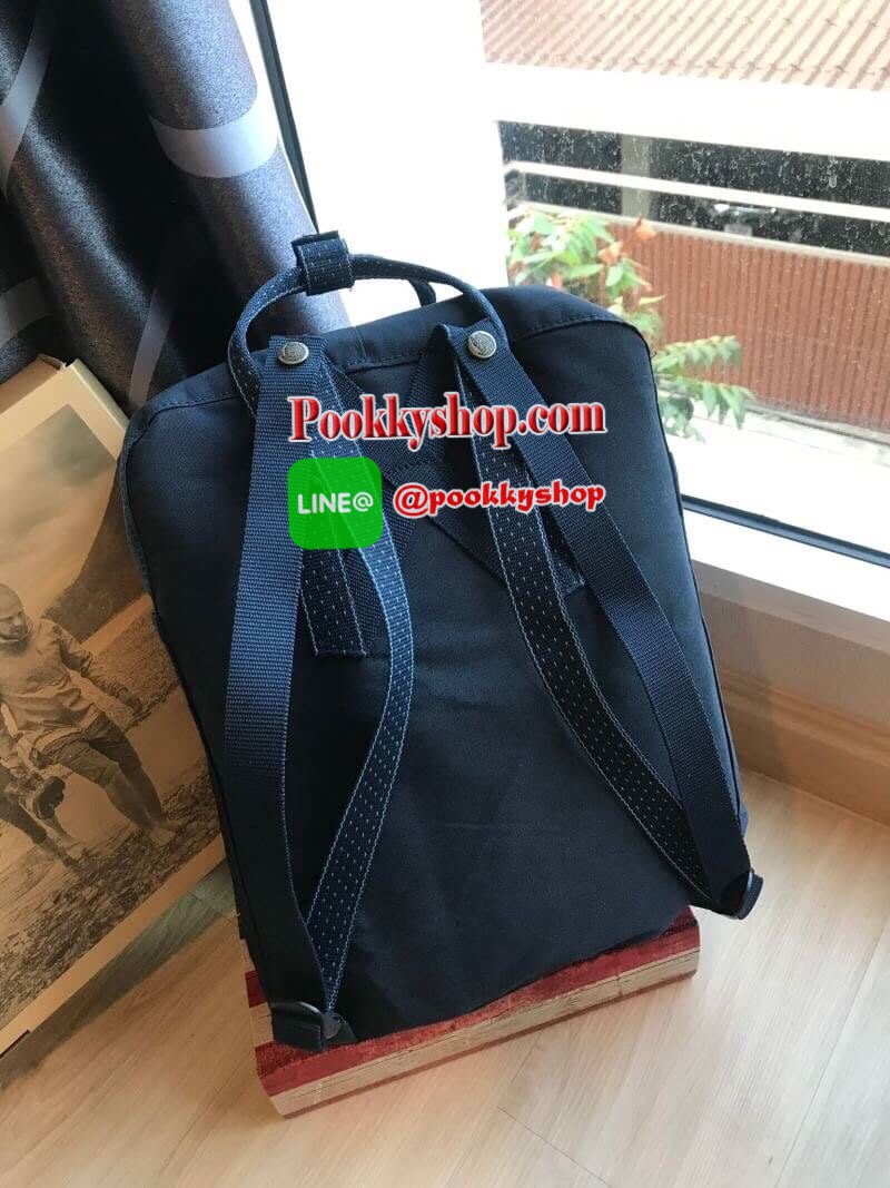 Classic มีกล่องแบรนด์ Kanken backpack รุ่น Classic แบรนด์ดังจากสวีเดนที่นิยมกันมากในหมู่วัยรุ่น กระเป๋าเป้ที่มีน้ำหนักเบา แต่มีความทนทาน และช่องว่างต่างๆมากขึ้น มีซิปหน้าสำหรับใส่ของกระจุกกระจิก และหูหิ้วทั้งด้านหน้าและด้านหลัง สำหรับการหิ้วถือได้สะดวก ใส