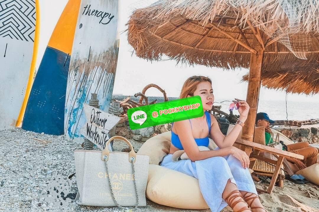 premium gift Chanel Tote canvas จากแบรนด์ Chanel กระเป๋าสะพาย Chanel Tote canvas โลโก้ปักกระเป๋าทรง Tote ผ้า canvas เนื้อหนาอย่างดีมีซับใน ด้านหน้าปักโลโก้ไข่มุกแบรนด์หรู หูจับมี 2 แบบคือ แบบสายหนัง และ โซ่ สามารถสะพายไหล่ได้คะ ใบใหญุจุของคุ้ม แต่น้ำหนักเ