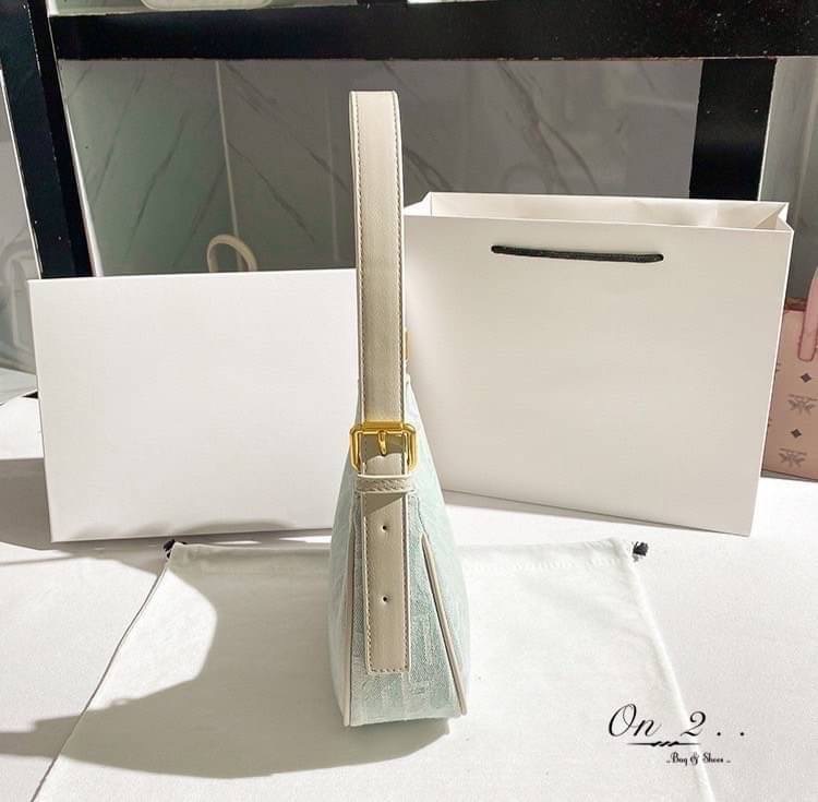 💥💥NEW Arrival 💥💥 Korean Style bag กระเป๋าสะพายไหล่ทรงวินเทจ สุดเก๋♥️ วัสดุเป็นผ้ายีนส์สีฟ้าอ่อนมีลาย น้ำหนักเบาใส่ของได้เยอะ สายสะพายสามารถปรับความยาวได้ค่ะ