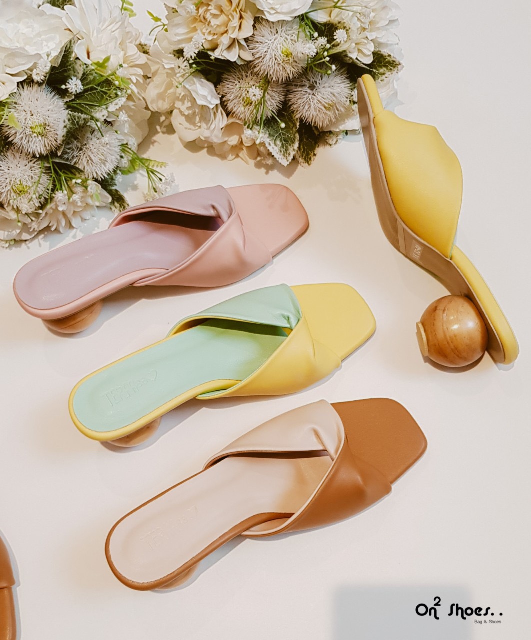 สวยละมุนมากค่ะคู่นี้ รองเท้าส้นสูง ส้นไม้กลมกลึง งานดีไซน์สีทูโทนบิดหน้ามิกซ์สี ตัวรองเท้าหนังสีพาสเทลน่ารักมากค่ะ งานสวยงานดี ใครพลาดงานนี้จะเสียจัย...