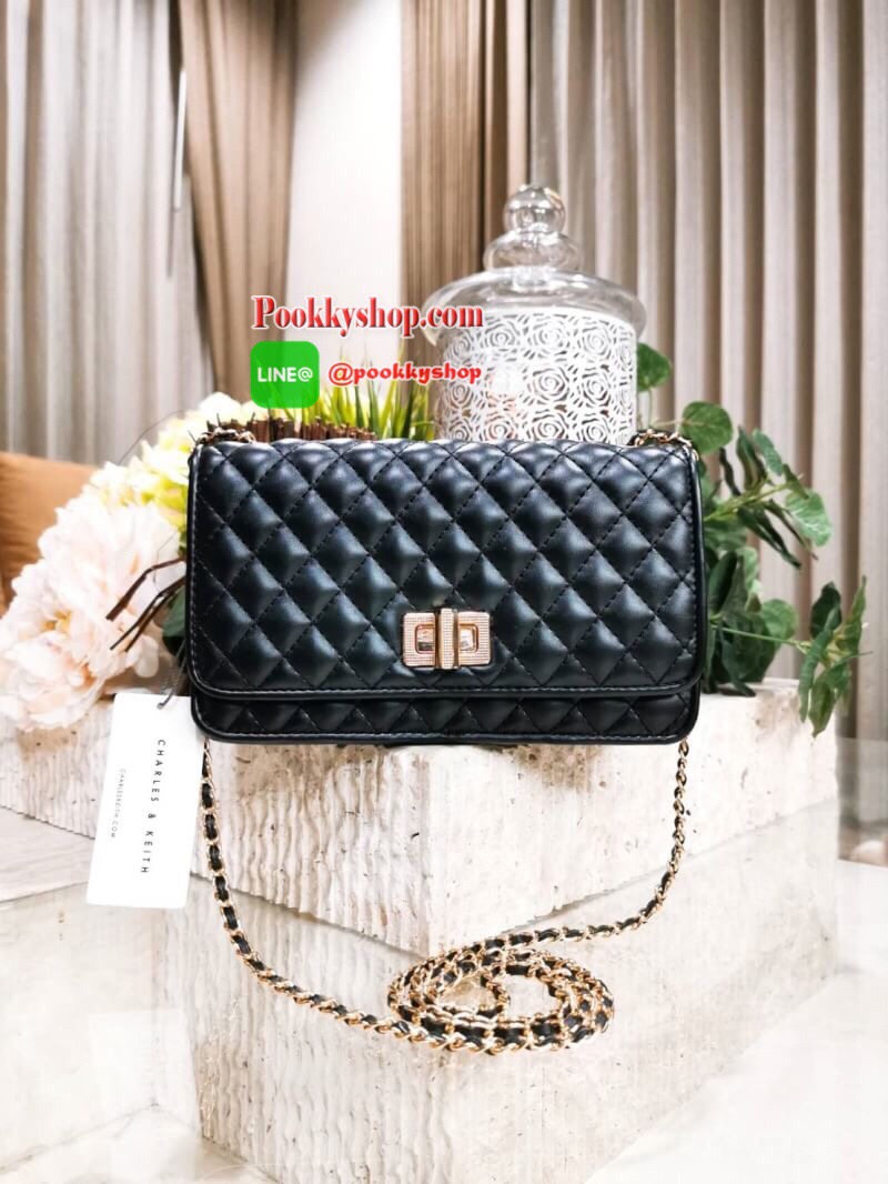 พร้อมส่ง! BEST SELLER! CHARLES & KIETH MINI CLUTCH BAG กระเป๋าสะพายทรงคลัชรุ่นยอดนิยมดีไซน์คลาสสิควัสดุหนังนิ่มลายตารางสวยอยู่ทรงขนาดมินิสไตล์ Chanel เปิดปิดด้วยตัวล๊อคแบบบิดอะไหล่ทอง ด้านหลังประดับโลโก้แบรนด์สวยดูดี มาพร้อมสายสะพายโซ่ร้อยหนัง Crossbody ไ