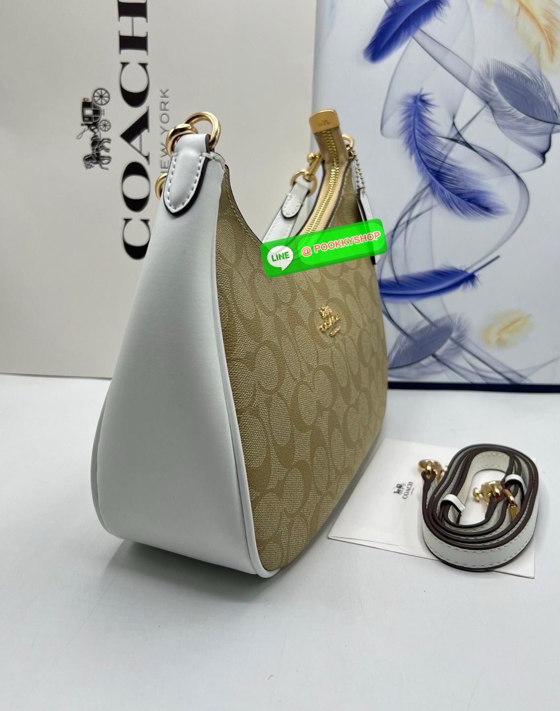 Coach Teri Hobo In Signature Canvas กระเป๋าคล้องไหล่และสะพายข้าง วัสดุแคนวาส+หนังแท้ เปิด-ปิดกระเป๋าแบบซิป ภายในโล่ง มีช่องซิป1ช่อง ช่องใส่ของจุกจิกอีก1ช่อง ด้านหลังมีช่องซิป1ช่อง มีสาย2เส้น สำหรับคล้องไหล่และสะพายข้าง