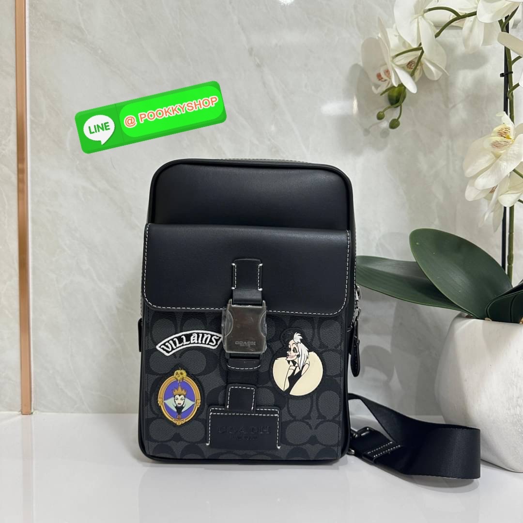 COACH DISNEY X COACH TRACK PACK IN SIGNATURE CANVAS WITH PATCHES (COACH CC113) กระเป๋าสะพายไหล่ และคาดอก ดีไซต์ทันสมัย สุดเท่ห์โดดเด่น ด้วยลวดลายตัวละครดิสนี่ย์ วัสดุหนังแคนวาสตัดขอบหนังแท้ เปิด-ปิดด้วยซิป ภายในกว้าง มีช่องเล็กๆหลายช่อง มีสายล็อคด้านหน้า