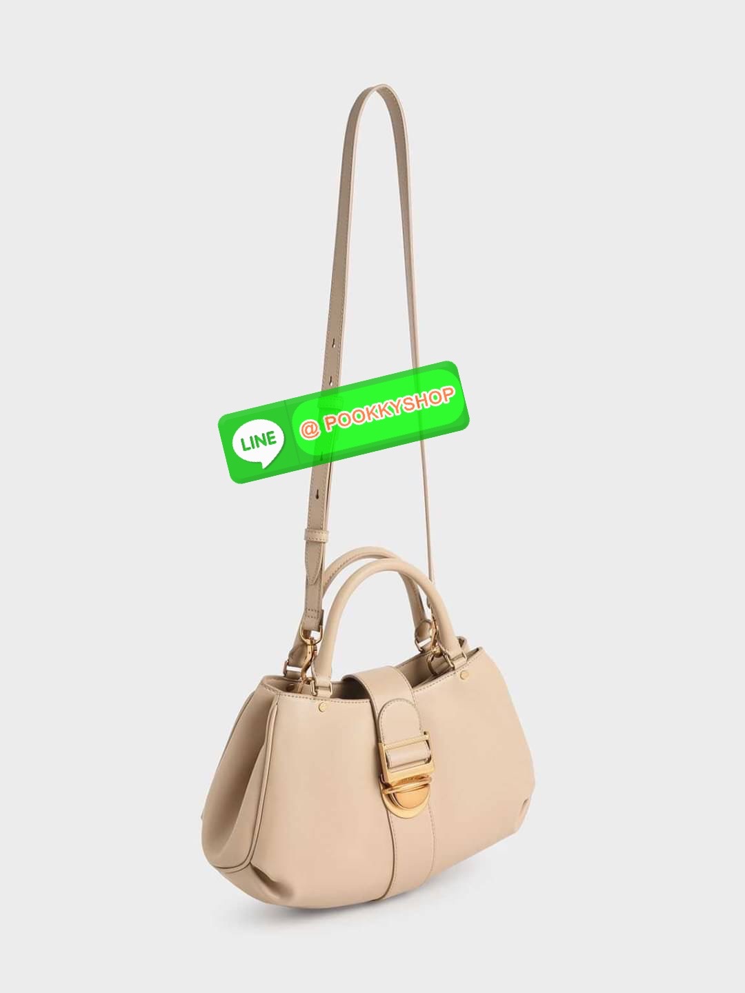 Charles & Keith Buckled Tote Bag กระเป๋าถือทรงเก๋สะดุดตาตกแต่งสายคาดพร้อมหัวเข็มขัดให้กระเป๋าดูโดดเด่นทันสมัย วัสดุหนังเรียบ หูหิ้วกระเป๋าสามารถพับได้ เปิดปิดแบบตัวเข็มขัดด้านหน้า ด้านในกว้าง พกพาของใช้จำเป็นได้อย่างครบถ้วน เช่น กระเป๋าเงินใบยาว โทรศัพท์