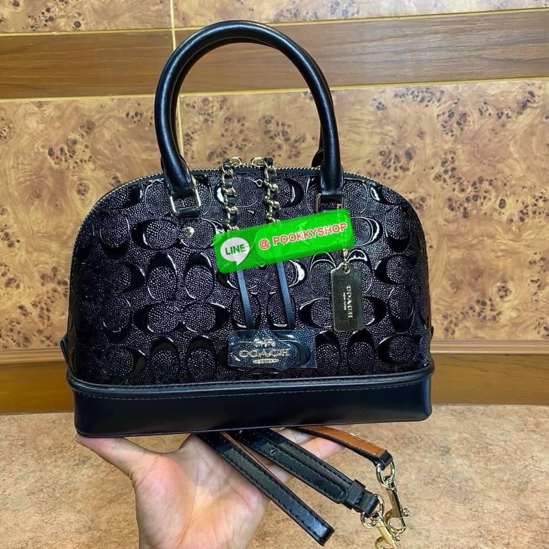 Coach MINI SIERRA SATCHEL IN SIGNATURE DEBOSSED PATENT LEATHER (COACH F55450) หนังกรวดและหนังสิทธิบัตร ด้านในมีซิปและกระเป๋าเอนกประสงค์ ปิดด้วยซิป ซับในด้วยผ้า หูหิ้วพร้อมสายสะพายยาว 3 1/2" สายสะพายถอดได้ขนาด 21 1/2" สำหรับสะพายไหล่หรือสะพายครอส